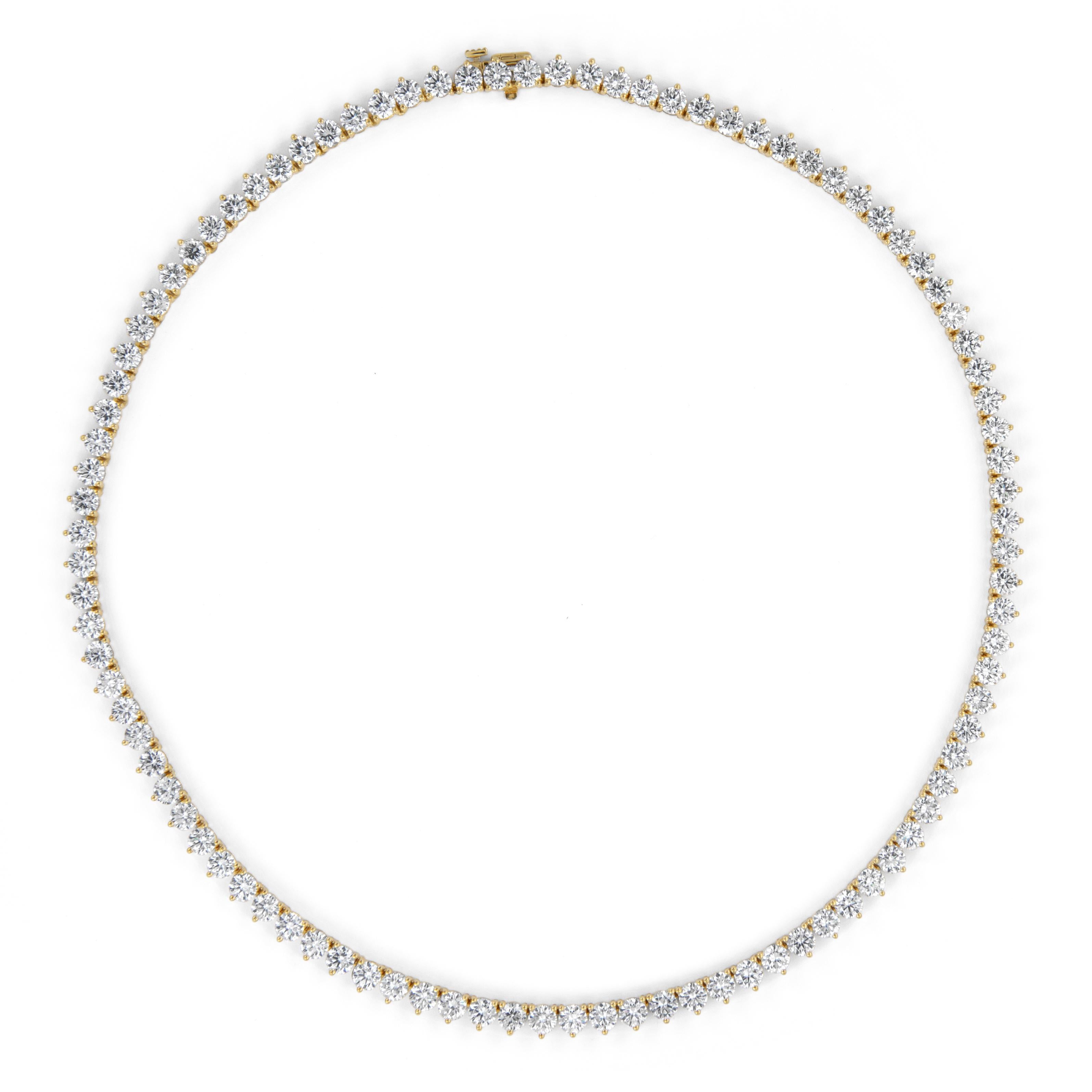 Magnifique et classique collier de tennis en or jaune à trois branches et diamants naturels. Haute joaillerie par Alexander Beverly Hills.
96 diamants ronds de taille brillant, 23,47 carats. Couleur H/I et pureté VS environ. Or jaune 18k, 24.61