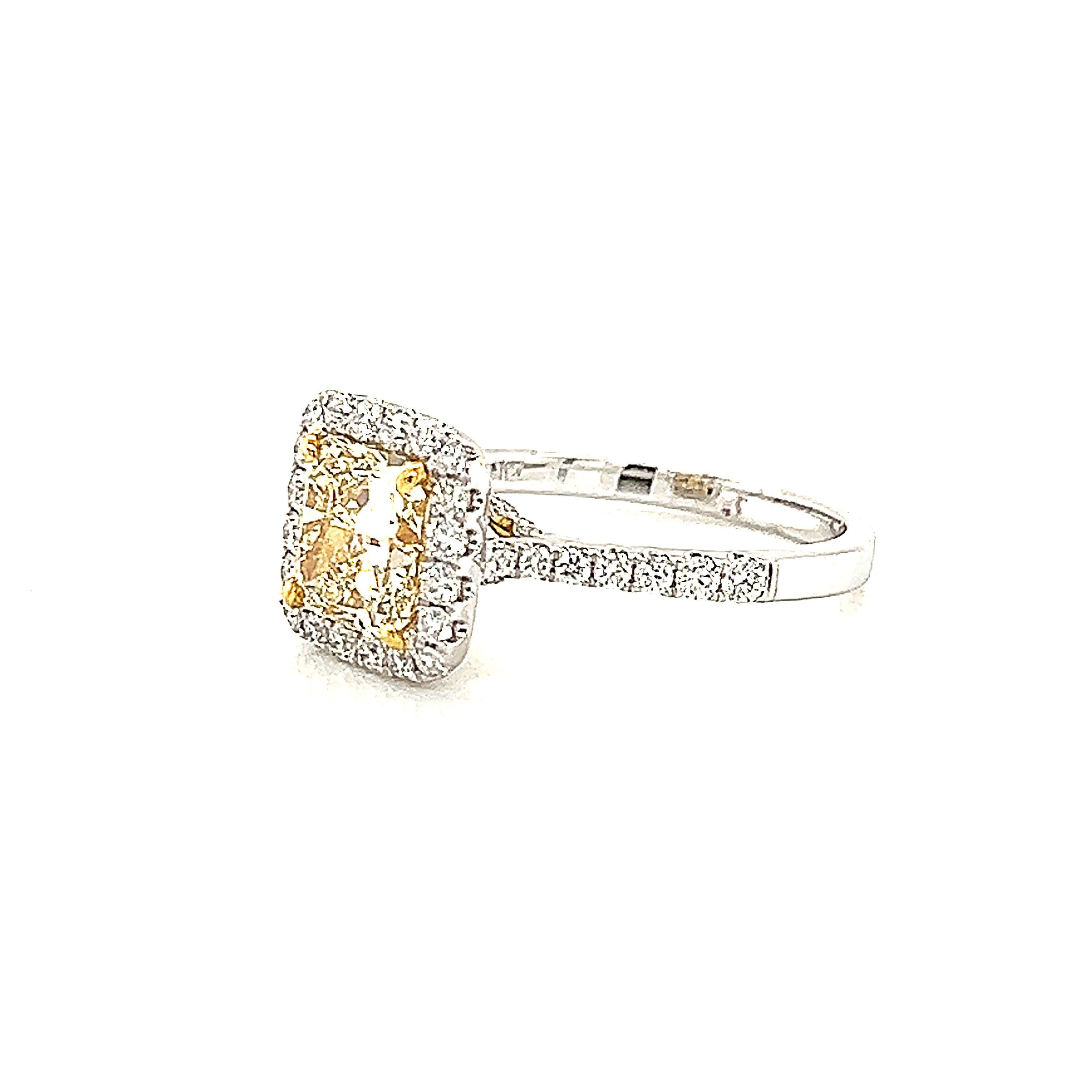 Impresionante anillo moderno con halo de diamante amarillo certificado por la EGL, oro amarillo y blanco de 18 quilates bicolor, caña partida. Por Alexander Beverly Hills
2,34 quilates de peso total de diamantes.
Diamante de 1,80 quilates, talla
