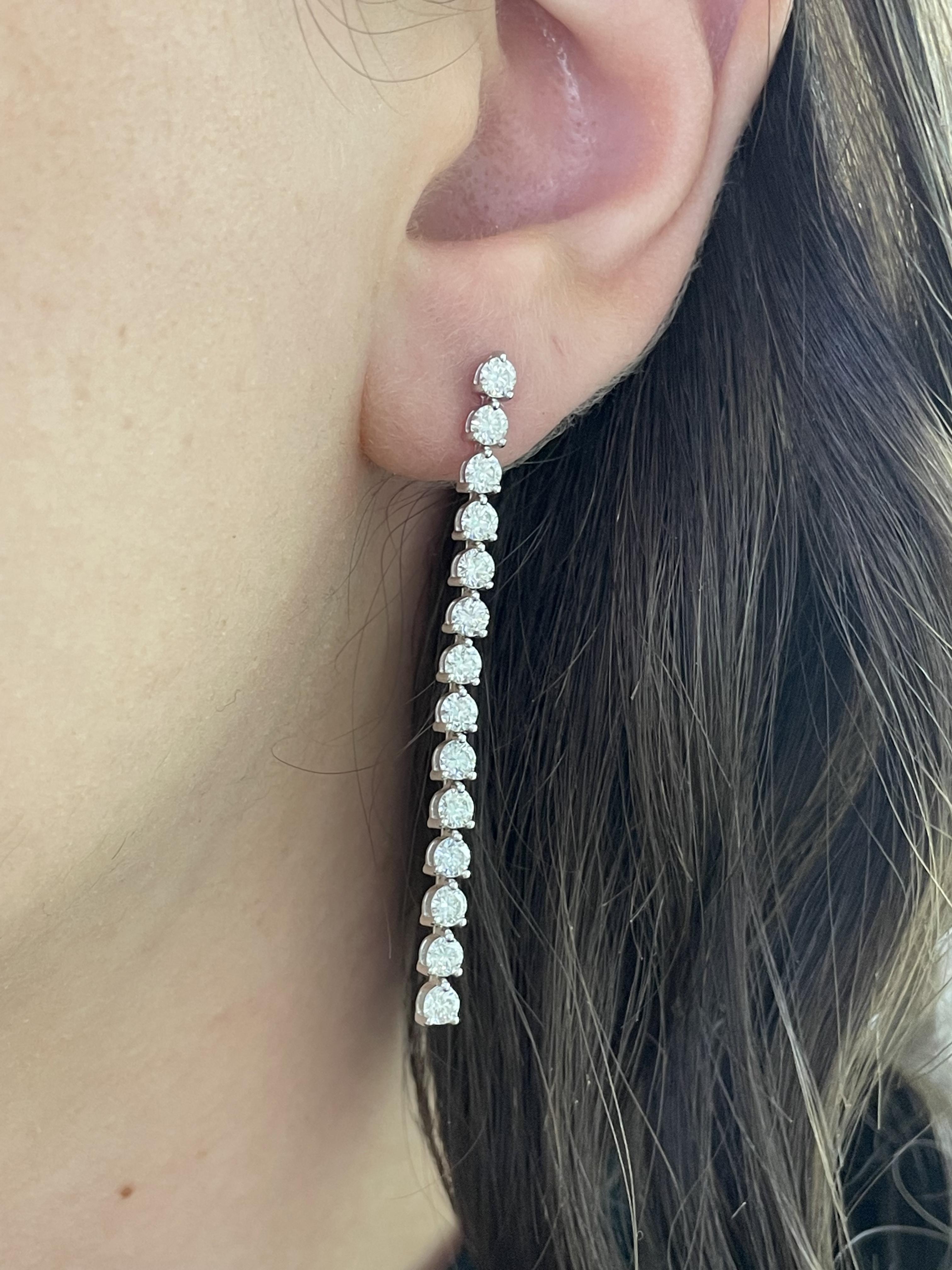 Splendidi orecchini di diamanti pendenti dalla linea dritta, firmati Alexander Beverly Hills.
28 diamanti tondi brillanti, 2,44 carati. Colore H+I e purezza VS1. Oro bianco 18 carati, 4,91 grammi.
Su richiesta, una volta acquistato, il gioiello