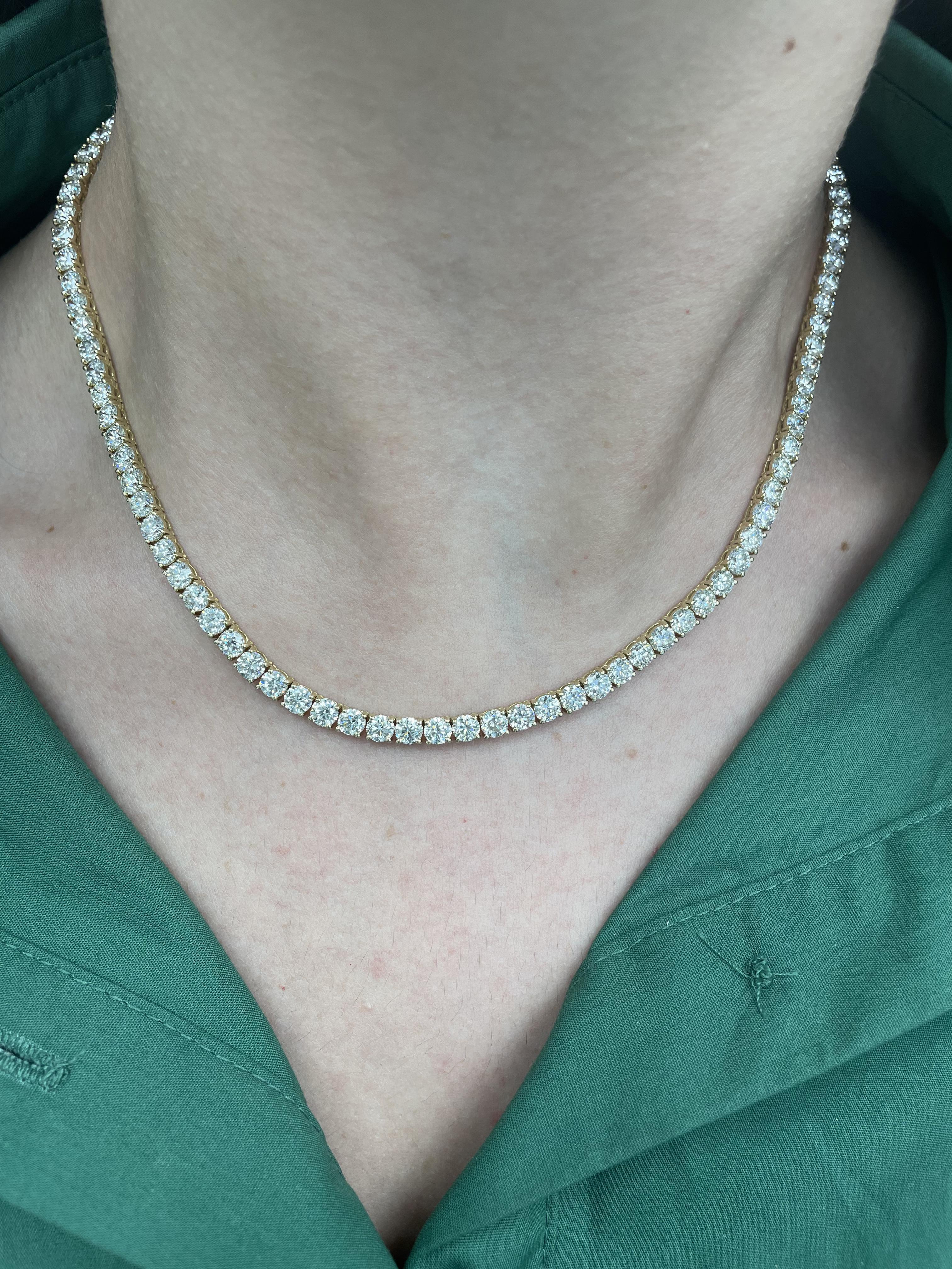 Bellissima e classica collana tennis con diamanti naturali, firmata Alexander Beverly Hills.
100 diamanti tondi brillanti, 24,55 carati. Colore circa G/H e purezza VS. Oro giallo 18 carati, 26,37 grammi, incastonato, 16,5 pollici.
Su richiesta, una