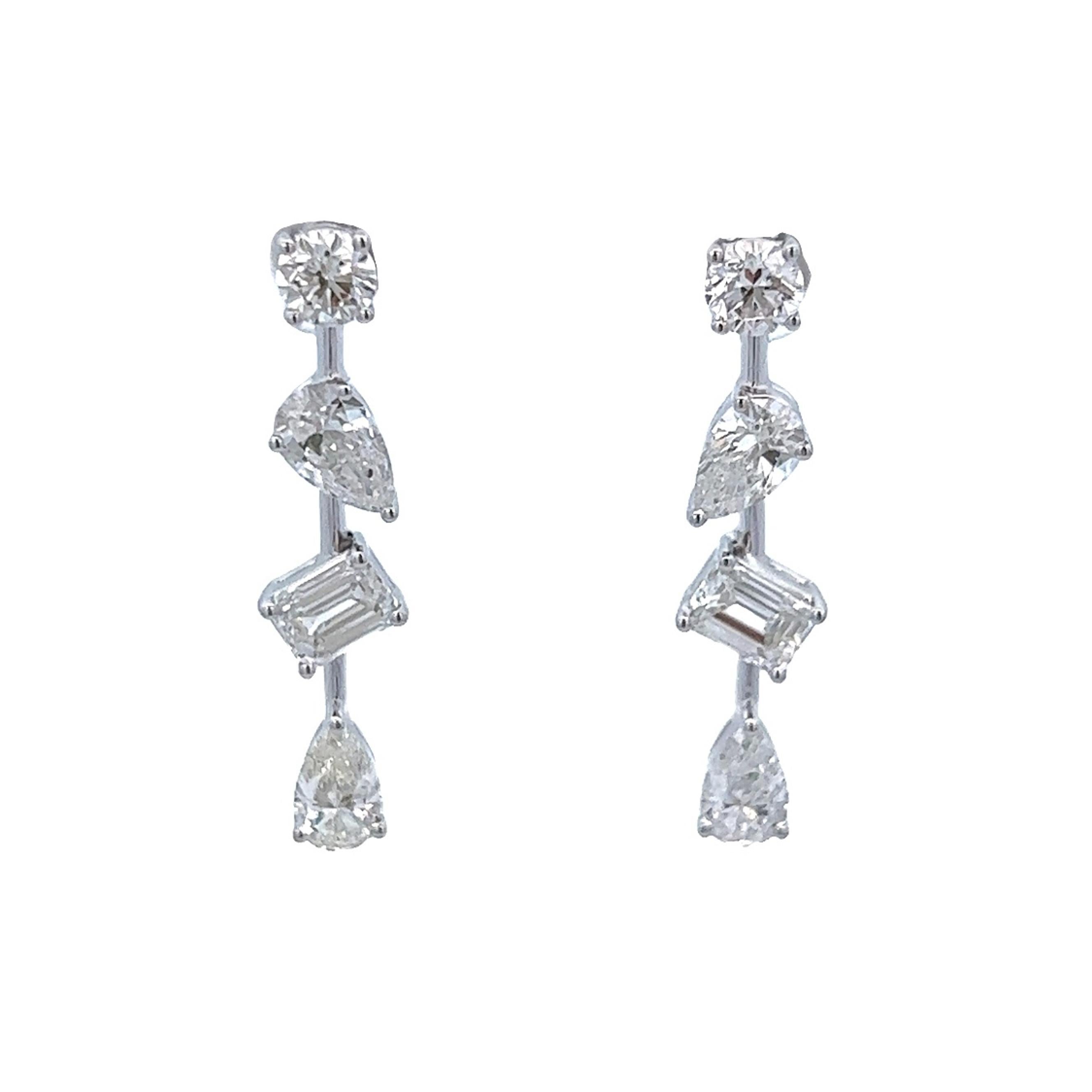 Splendidi orecchini pendenti con più diamanti. Di Alexander Beverly Hills.
2,50 carati di peso totale di diamanti.
4 diamanti a forma di pera, 1,26 carati. Colore G e purezza VS. 2 diamanti taglio smeraldo, 0,78 carati. Colore E/F e purezza VVS. 2