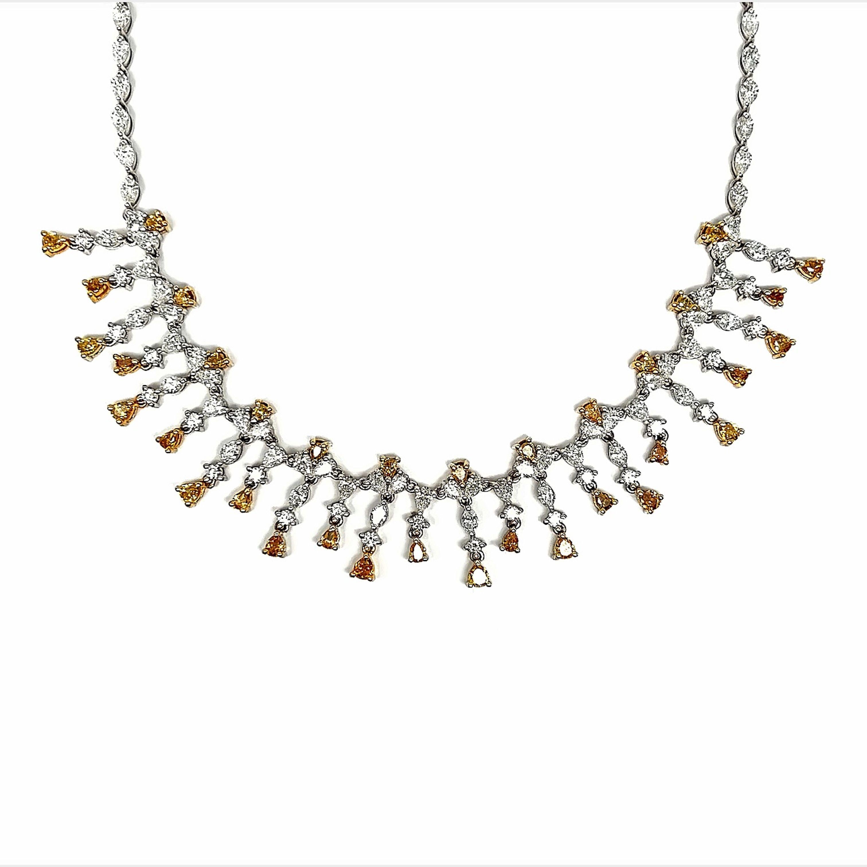 Precioso y único collar de diamantes amarillos y blancos alternados. Alta joyería de Alexander Beverly Hills.
25,17 quilates de peso total de diamantes.
34 diamantes amarillos en forma de pera, 6,06 quilates. Color aproximado de Fancy Vivid a Fancy