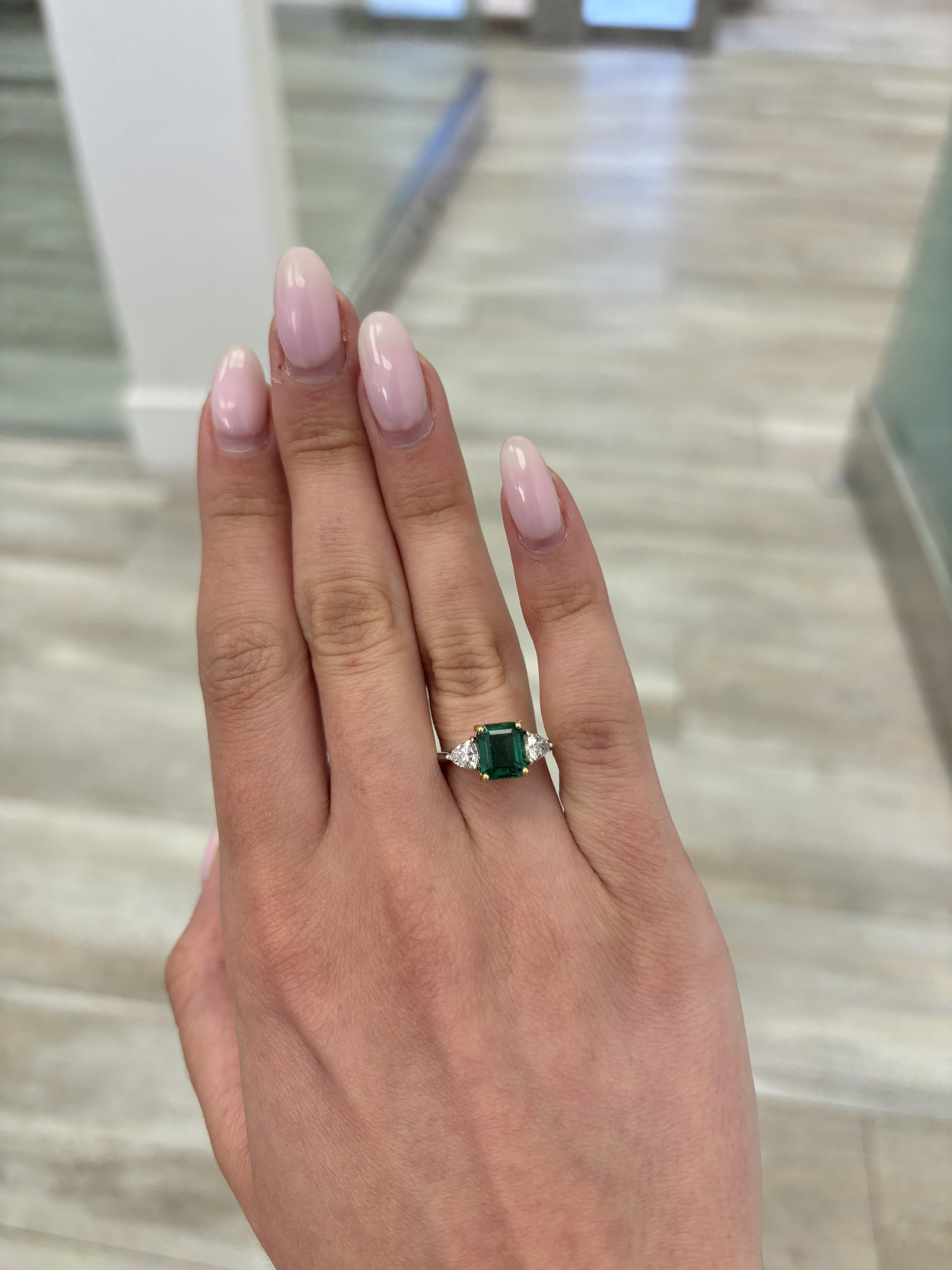 Stupendo smeraldo verde naturale di colore superbo con anello a tre pietre con diamante, di Alexander Beverly Hills.
3.15 carati di peso totale della gemma.
2,53 carati di smeraldo, circa F1/F2. 2 trilioni di diamanti, 0,62 carati. Colore circa G e