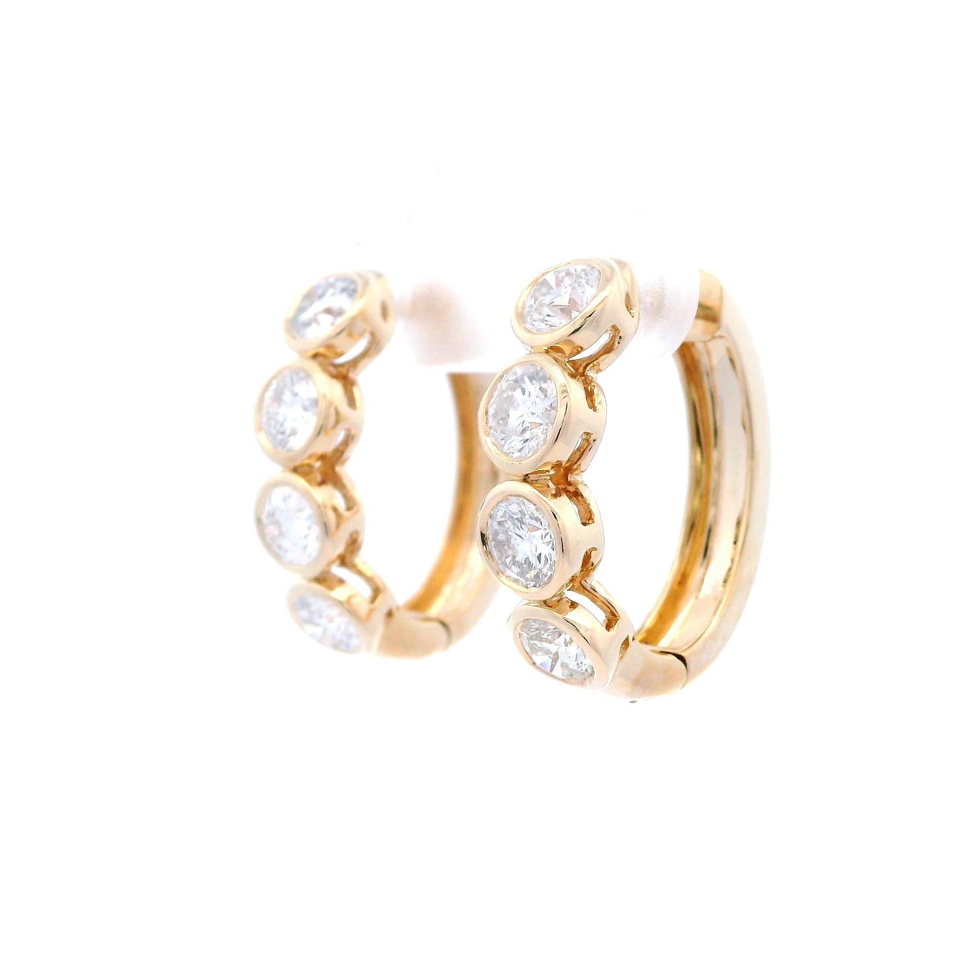 Boucles d'oreilles classiques en or jaune serties de diamants ronds naturels, par Alexander Beverly Hills.
8 diamants ronds de taille brillant, 2,58 carats au total. Couleur F/G et pureté SI. Or jaune 14k, serti à quatre branches, 8,44 grammes.
Sur