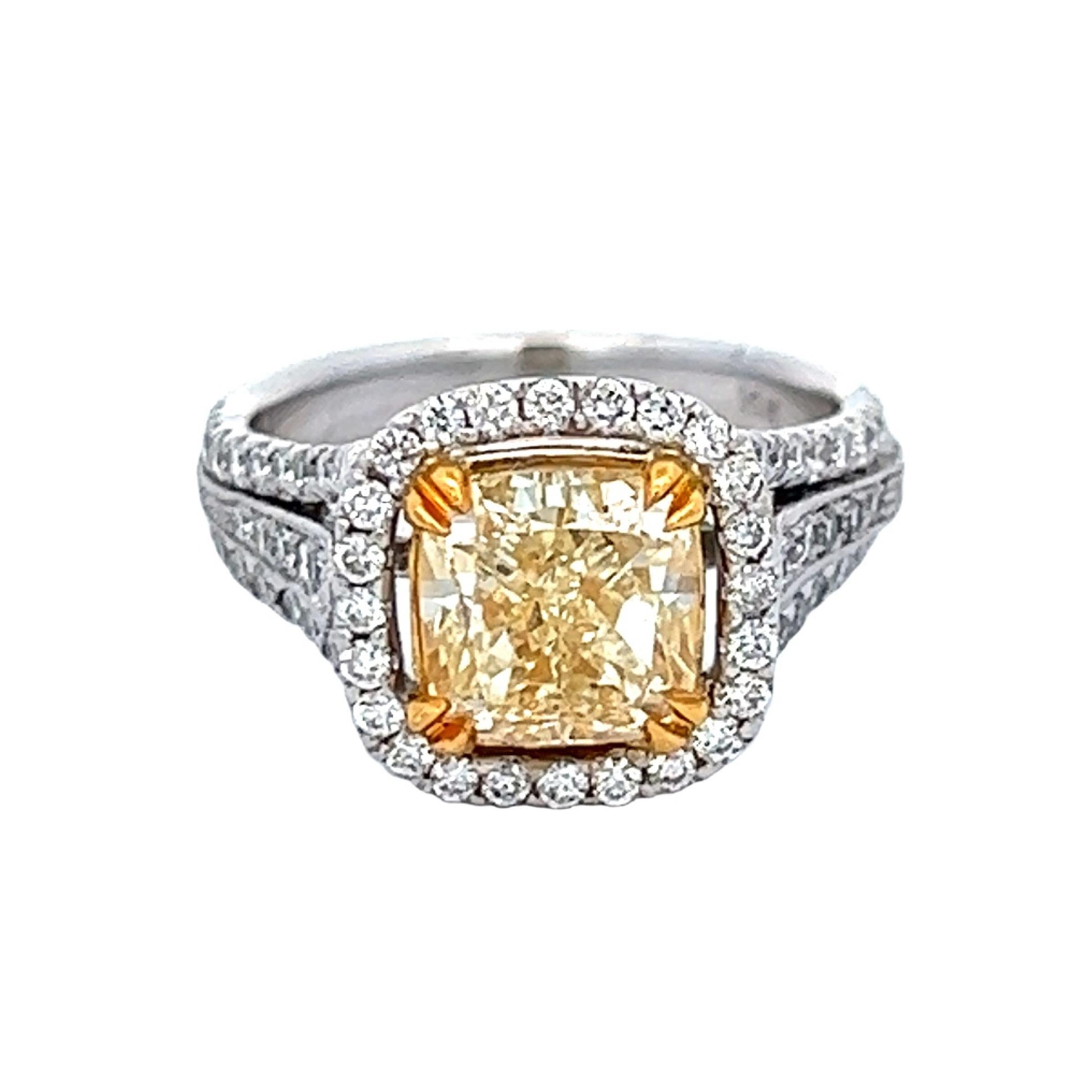Contemporaneo Alexander Beverly Hills 2,58ct Fancy Intense Yellow VS1 Cushion Diamond Ring 18k in vendita