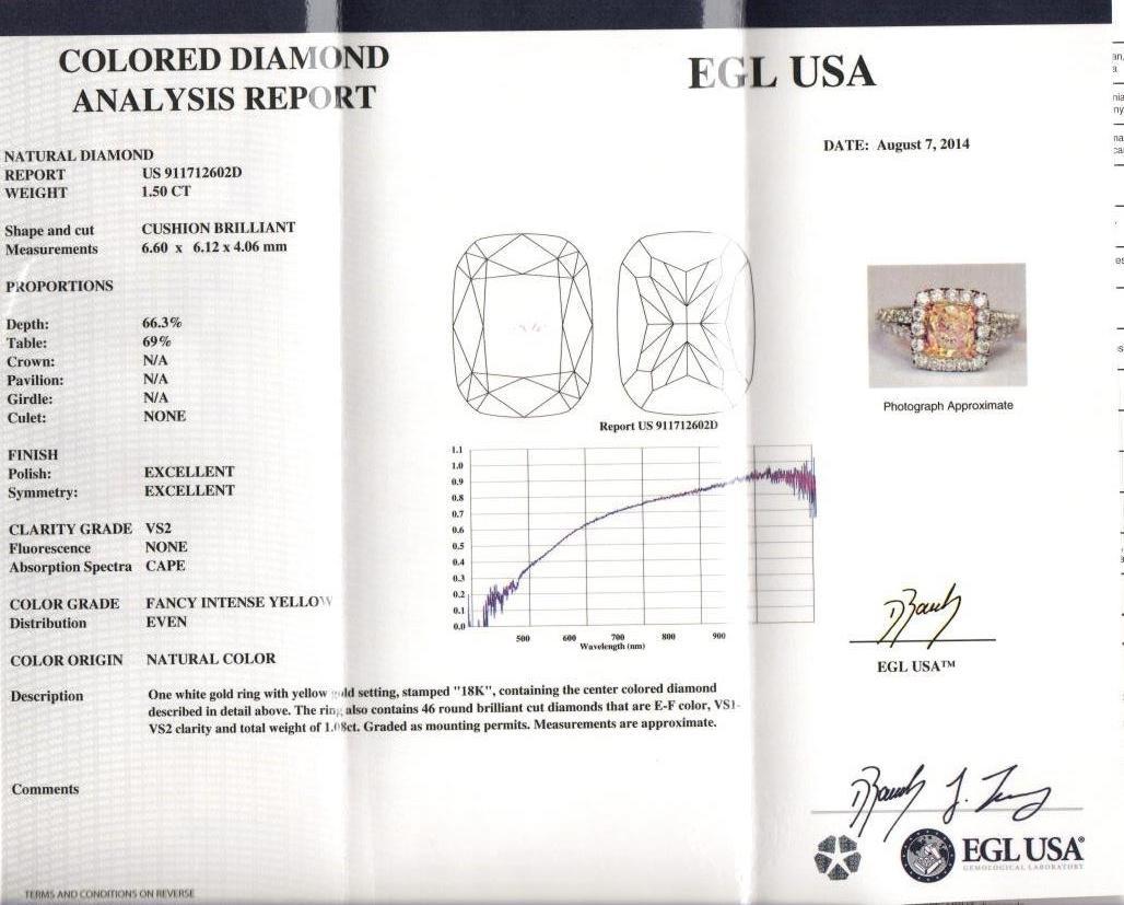 Stupendo anello moderno con diamante giallo certificato EGL e aureola, in oro giallo e bianco 18k bicolore, gambo diviso. Da Alexander Beverly Hills
2,58 carati di peso totale di diamanti.
Diamante da 1,50 carati con taglio a cuscino di colore