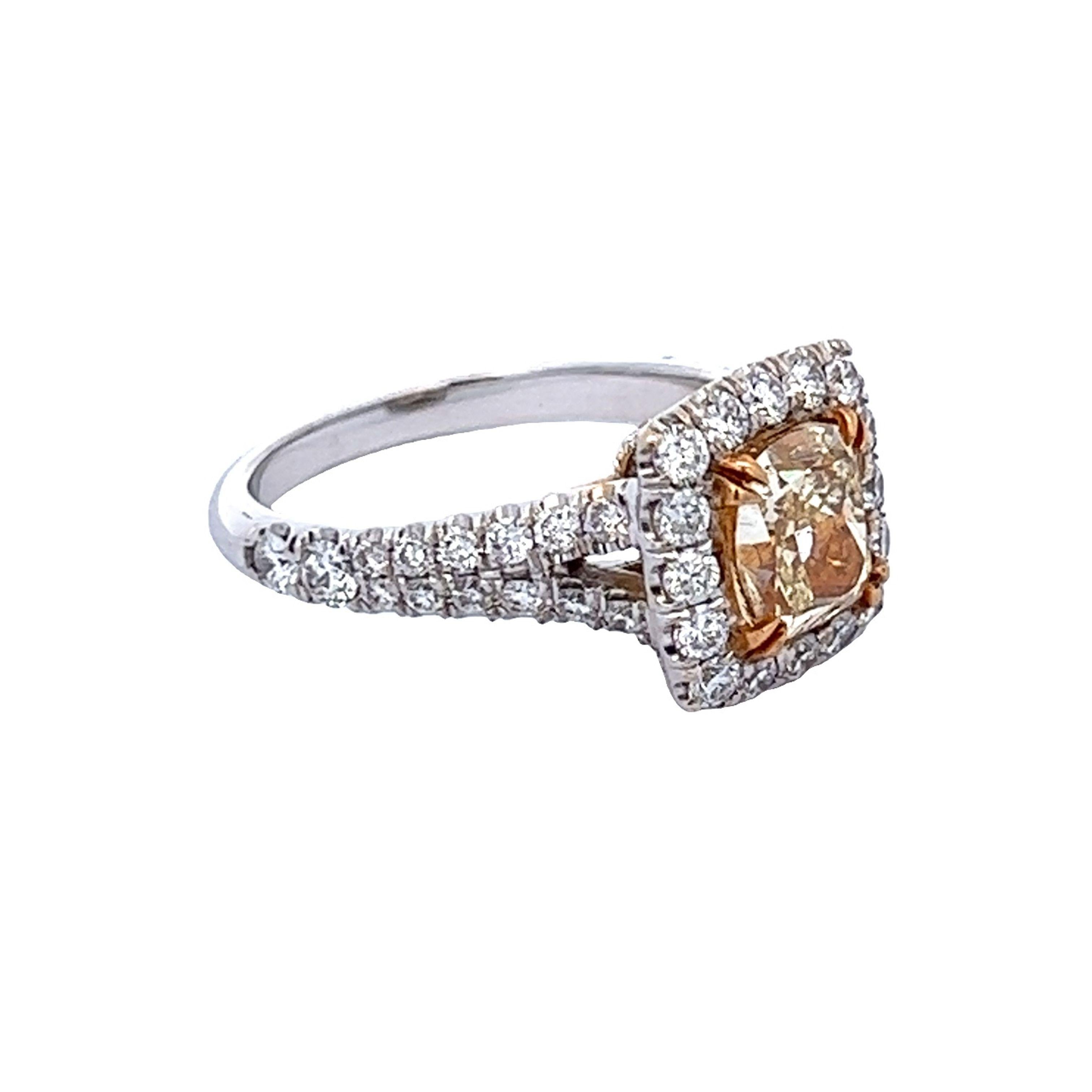 Contemporaneo Alexander Beverly Hills Anello di diamanti a cuscino giallo intenso da 2,58 carati 18k in vendita