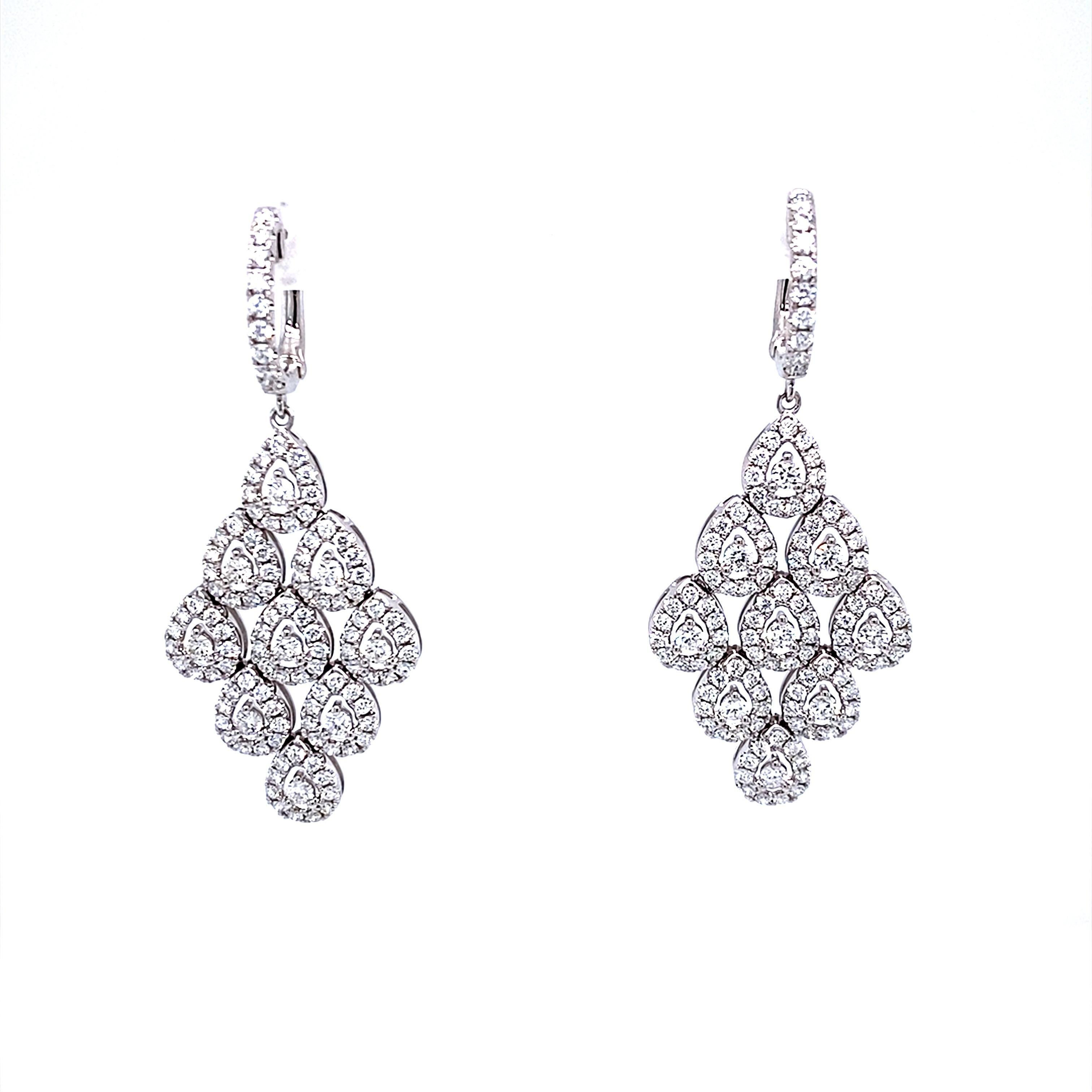 Taille ronde Alexander Beverly Hills, boucles d'oreilles chandelier en or blanc 18 carats et diamants 2,60 carats en vente