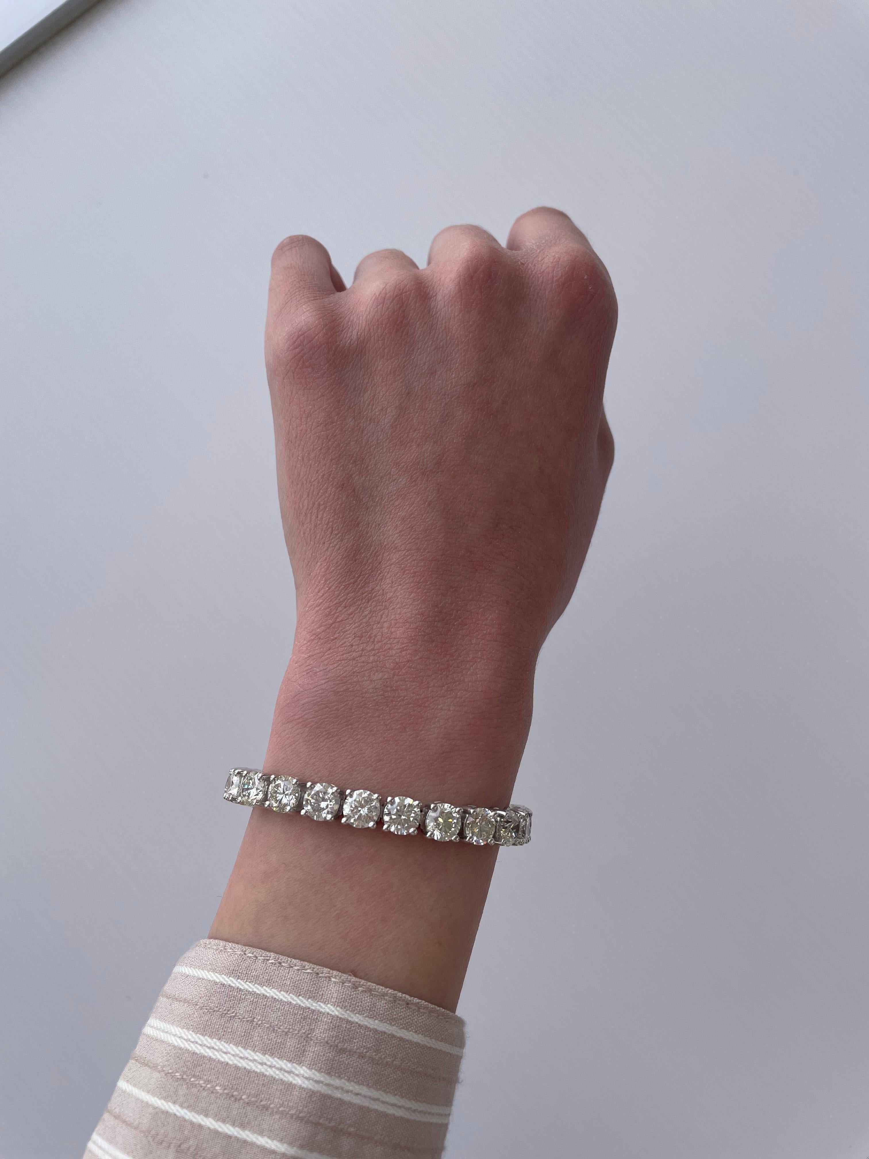 Exquisites und zeitloses Tennisarmband mit Diamanten von Alexander Beverly Hills.
26 runde Brillanten, 26,46 Karat. Ungefähr H/I Farbe und SI Reinheit. Vier Zacken in 18 Karat Weißgold gefasst, 32,75 Gramm, 7 Zoll.
Auf Anfrage wird eine aktuelle