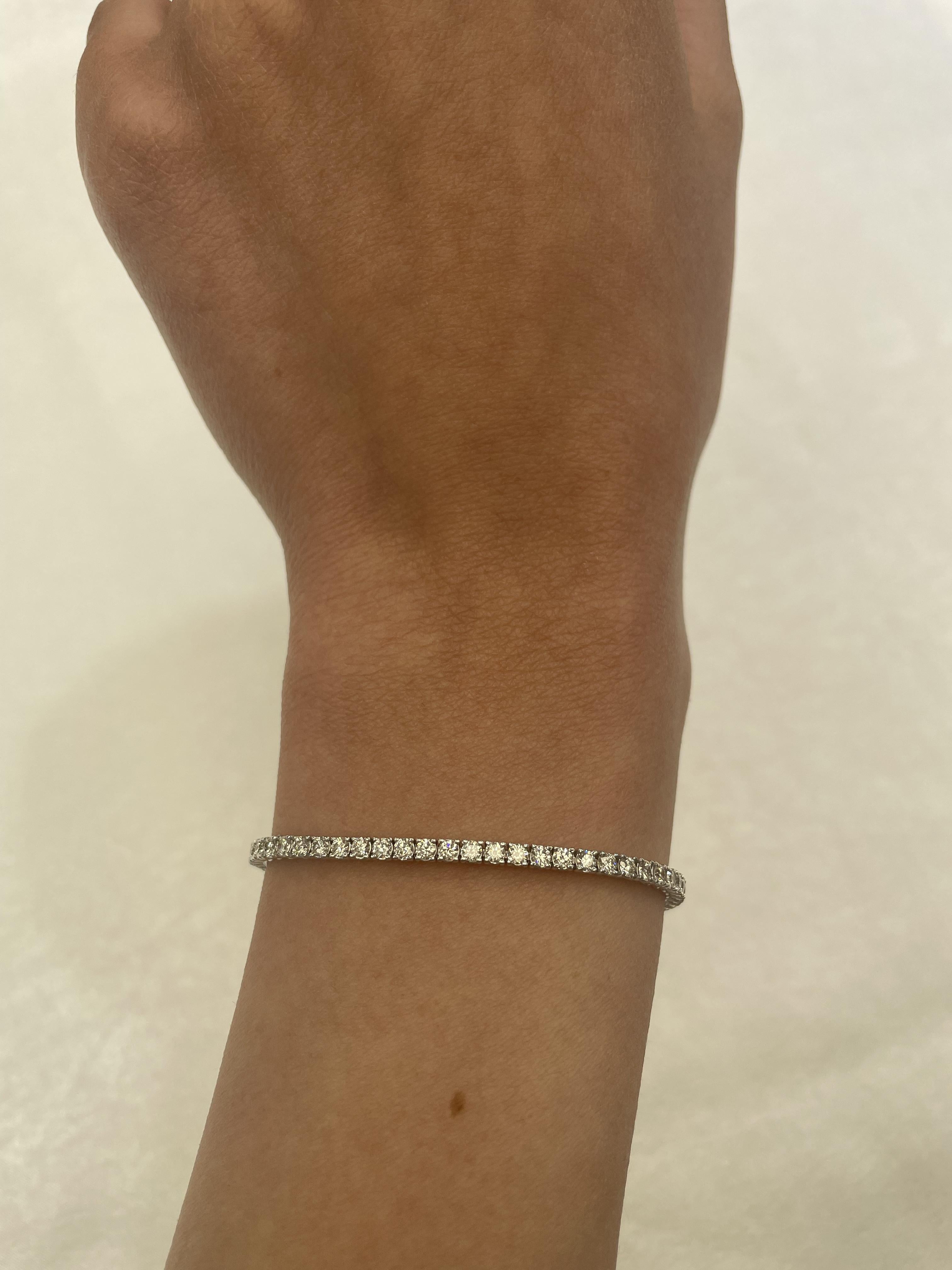 Exquisite and timeless diamonds tennis bracelet, by Alexander Beverly Hills.
74 round brilliant diamonds, 2.70 carats total. Approximately F/G color and VS1/VS2 clarity. Four prong set in 14-karat white gold, 6.73 grams, 7 inches.
Accommodated with