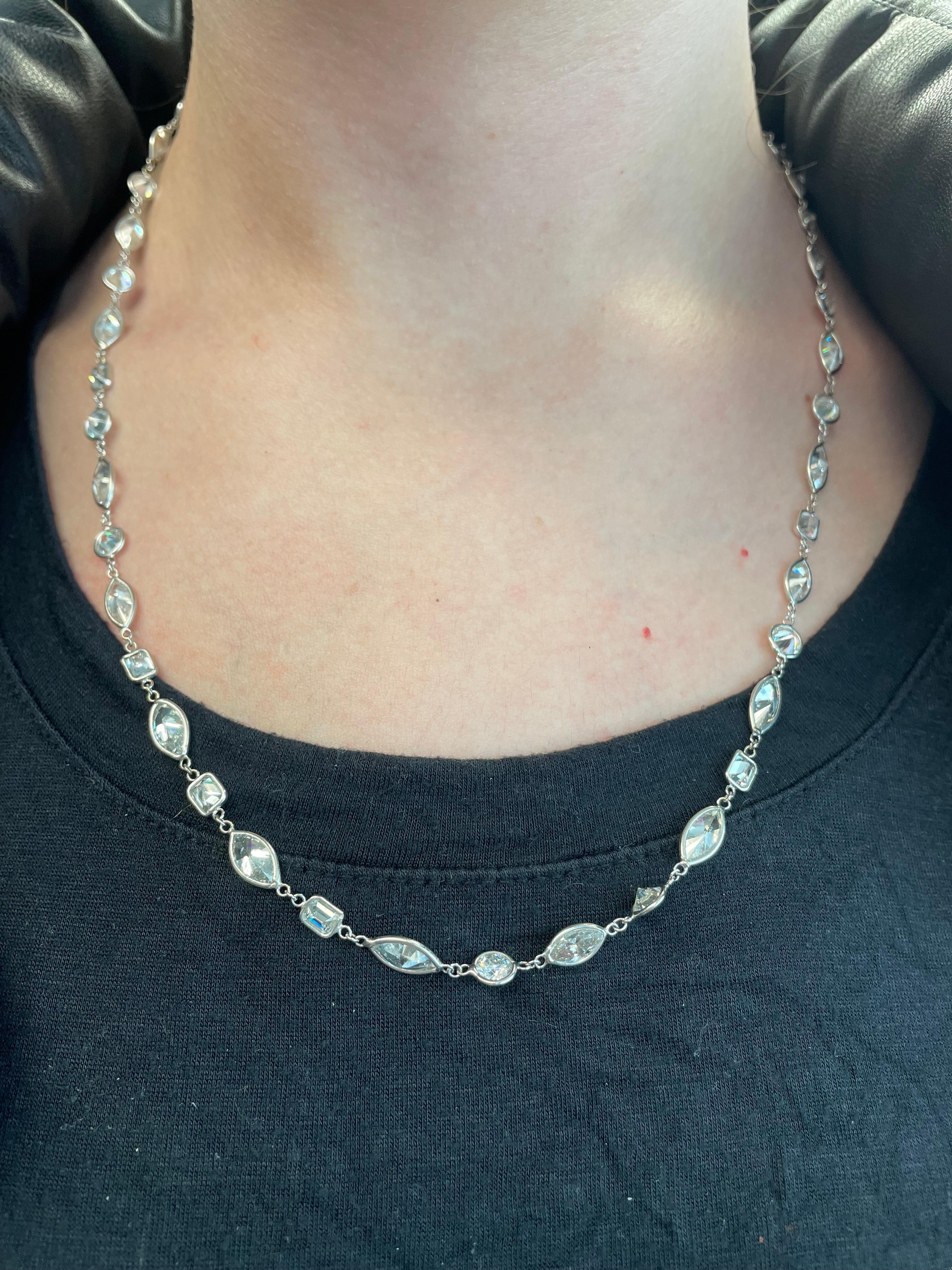 Squisita collana moderna con più diamanti naturali. Di Alexander Beverly Hills.
27,10 carati di peso totale di diamanti.
22 diamanti taglio marquise con una media di 0,75 carati ciascuno, per un totale di 16,68 carati. Colore G/H e purezza SI. 15