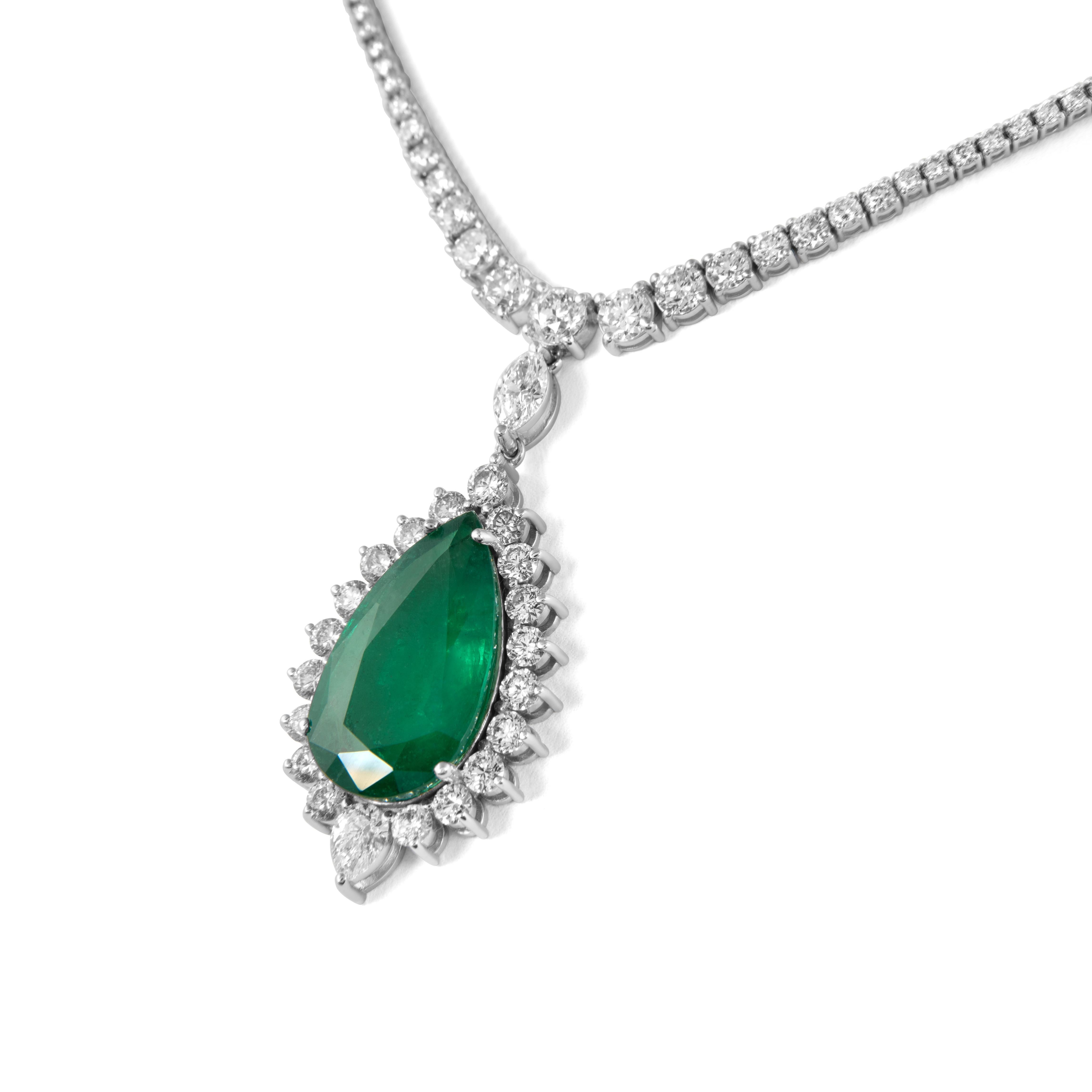 Bellissima collana con ciondolo a goccia di smeraldo e diamante tennis riviera. Alta gioielleria Alexander Beverly Hills.
27.91 carati di peso totale della gemma.
16,13 carati di smeraldo a forma di pera, apx F1/F2. 11,78 carati di diamanti rotondi,