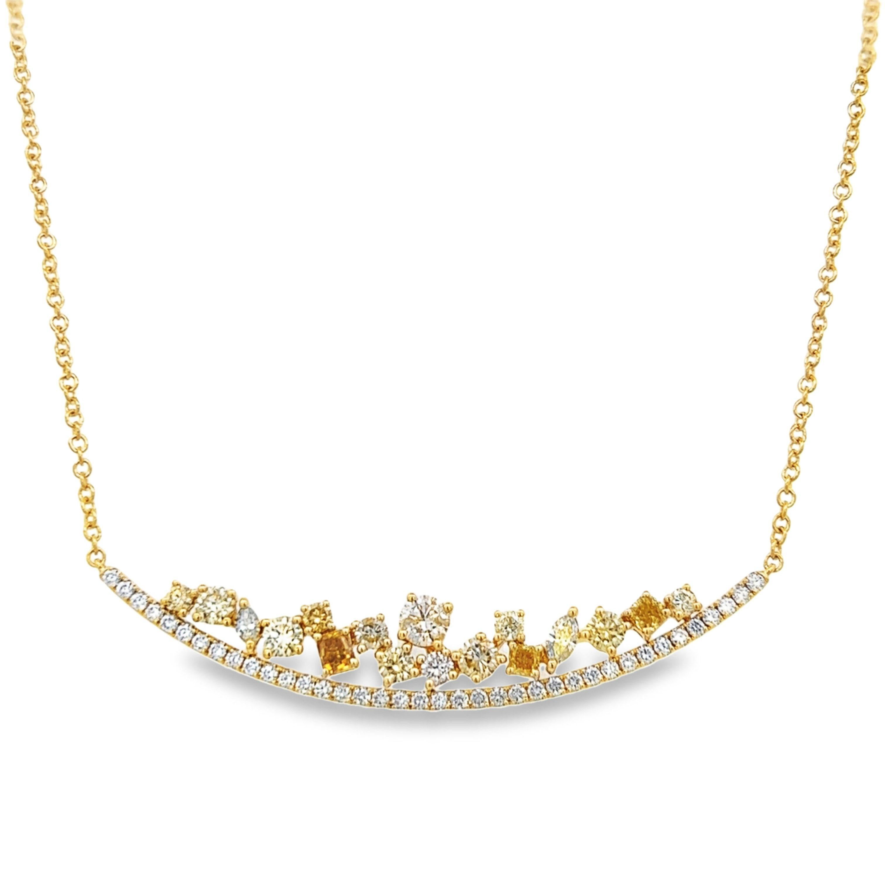 Squisita collana con pendente di diamanti a forma di cuore e doppio diamante, di Alexander Beverly Hills.
15 diamanti rotondi, marquise, a cuscino e radianti, 2,23 carati. Diamanti di colore misto, approssimativamente giallo chiaro, rosa marroncino