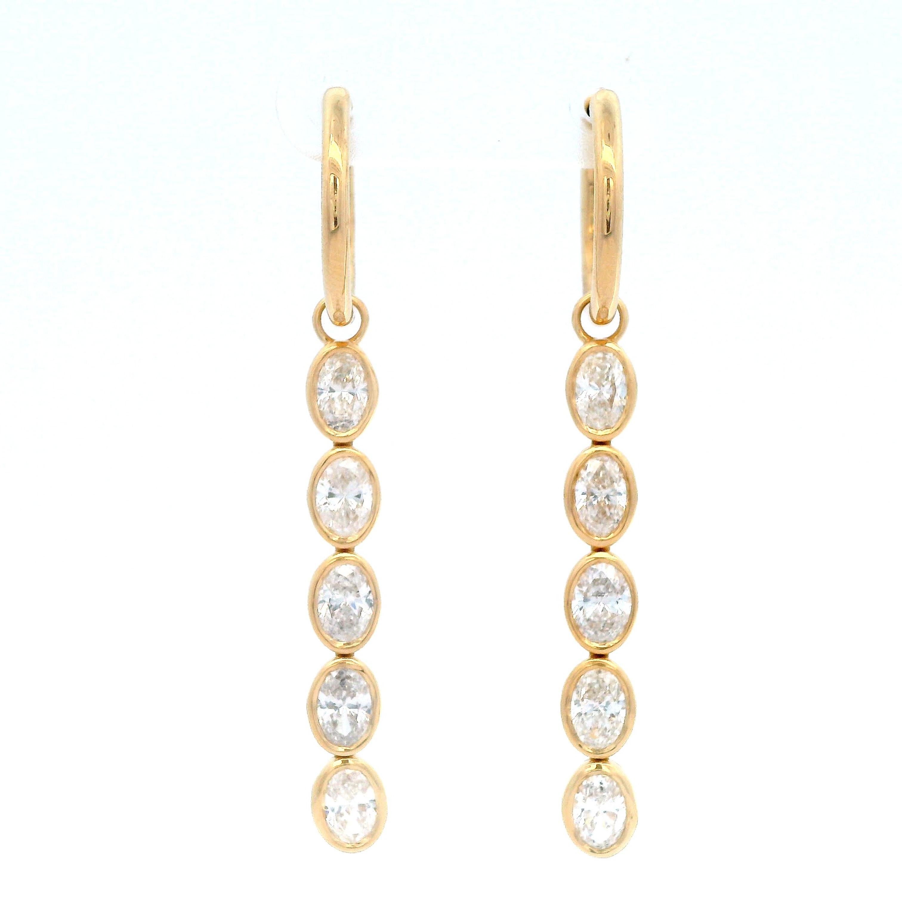 Superbe boucle d'oreille moderne en or jaune sertie de diamants. Par Alexander Beverly Hills.
Poids total des diamants : 2,87 carats.
10 diamants ovales, 2,87 carats. Couleur F/G et pureté SI. Or jaune 18 carats, 6,21 grammes. 
Sur demande, une