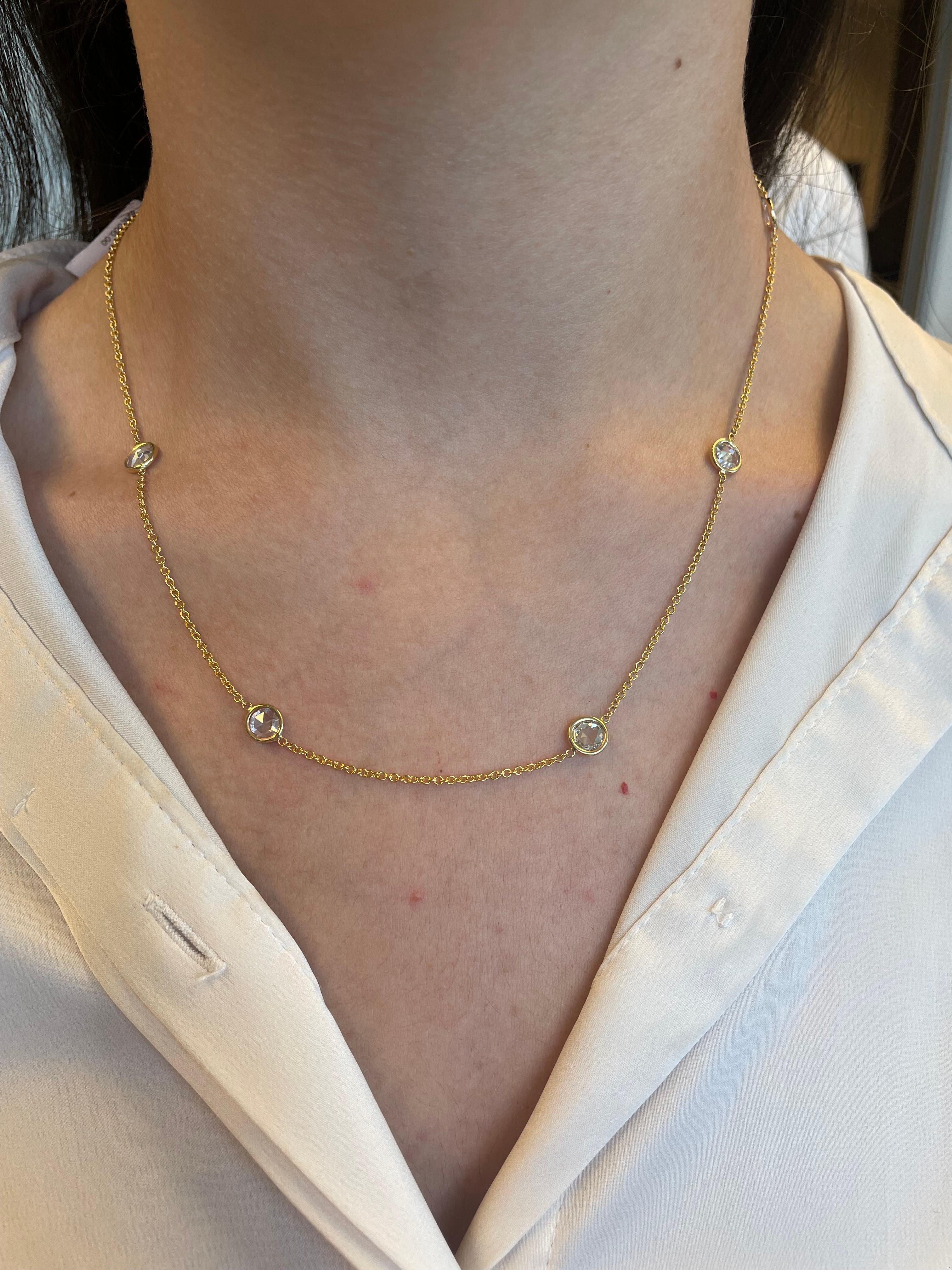 Squisita collana moderna con diamanti taglio rosa. Di Alexander Beverly Hills.
6 diamanti taglio rosa, per un totale di 2,78 carati. Colore G/H e purezza VS. Lunetta incastonata in oro giallo 18 carati, 4,57 grammi, 18 pollici.
Su richiesta, una