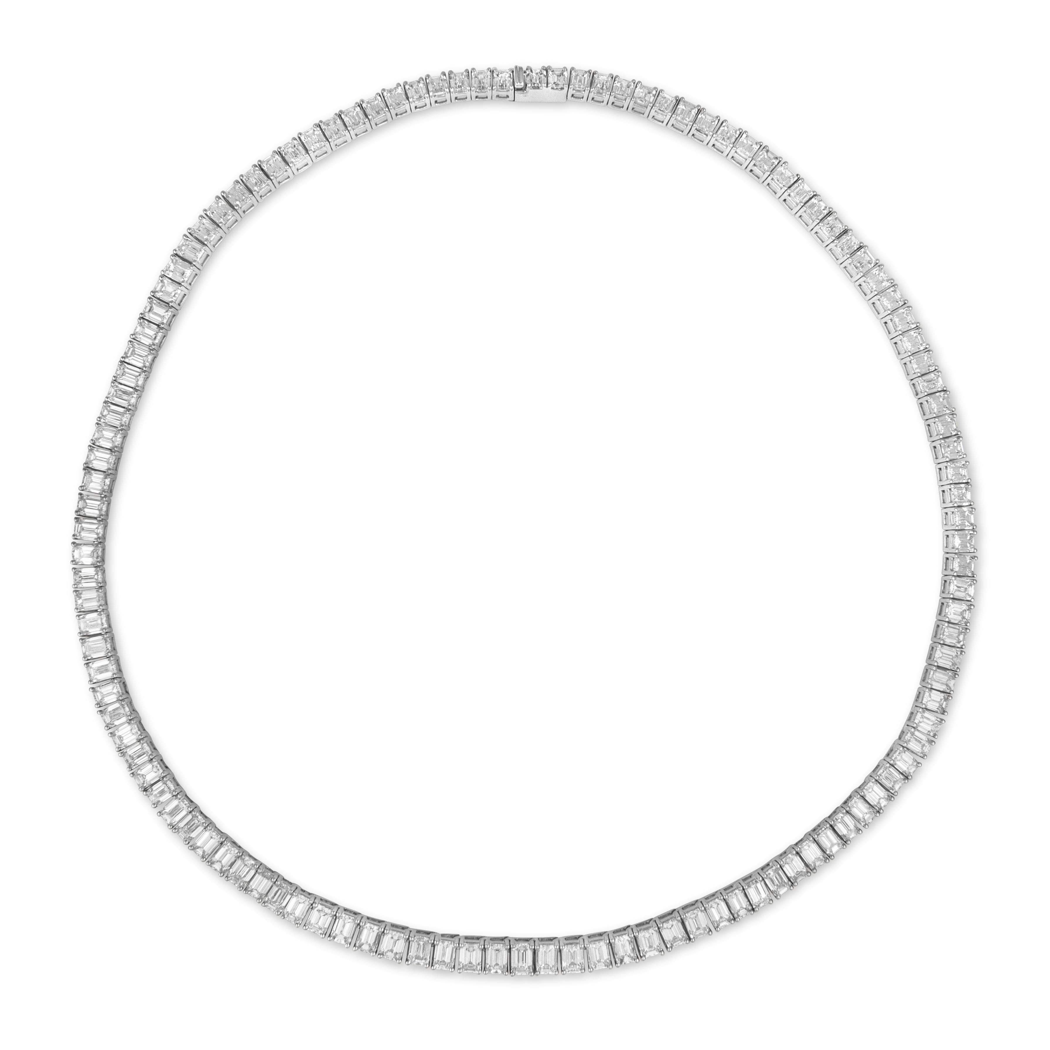 Eleganza e bellezza della collana tennis con diamanti taglio smeraldo. Alta gioielleria Alexander Beverly Hills.
118 diamanti radianti, 29,07 carati. Colore F e purezza VS1. Oro bianco 18 carati, 29,83 grammi, 16 pollici.
Su richiesta, una