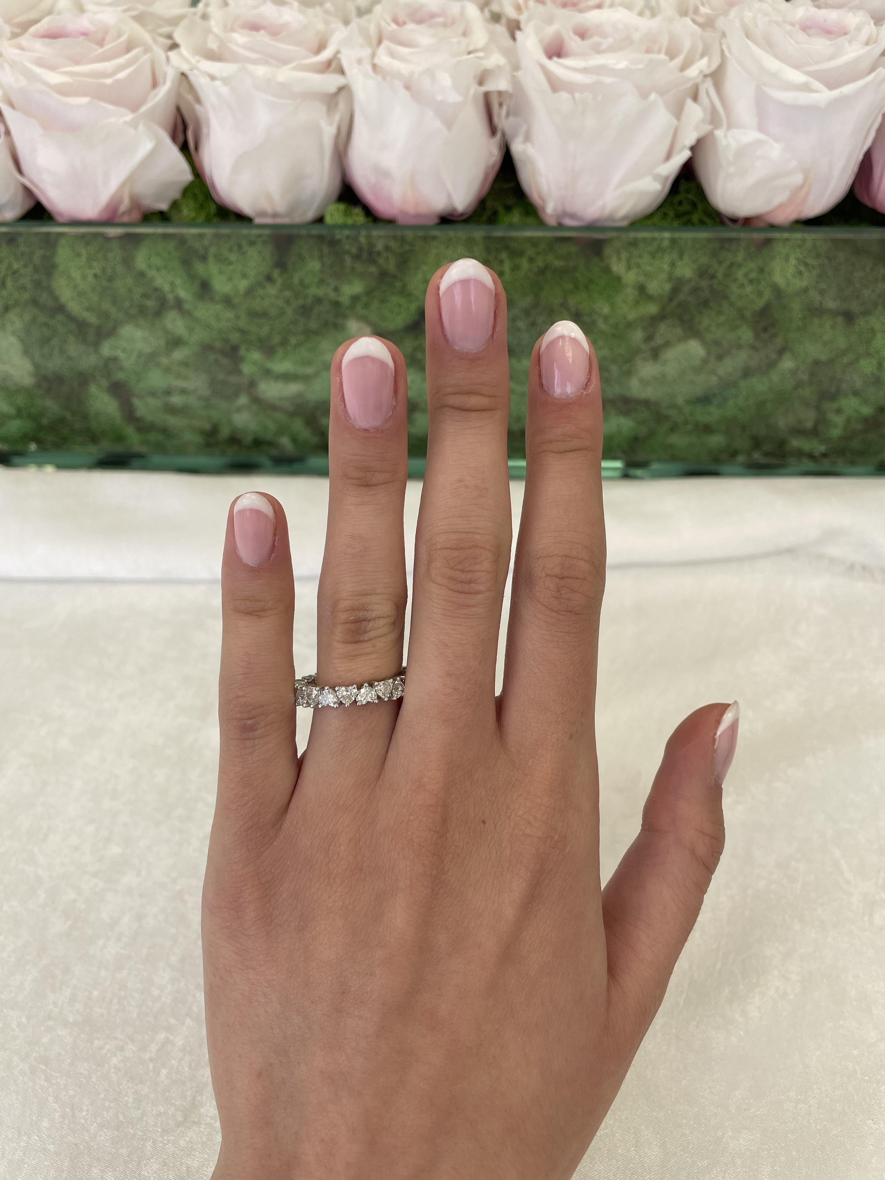 Stupenda fascia per l'eternità con diamante a forma di cuore, di Alexander Beverly Hills.
20 diamanti taglio brillante, 2,90 carati. Colore D/E e purezza VVS1/VVS2. Incastonato in platino, 4,91 grammi, misura 6,25. 
Su richiesta, una valutazione