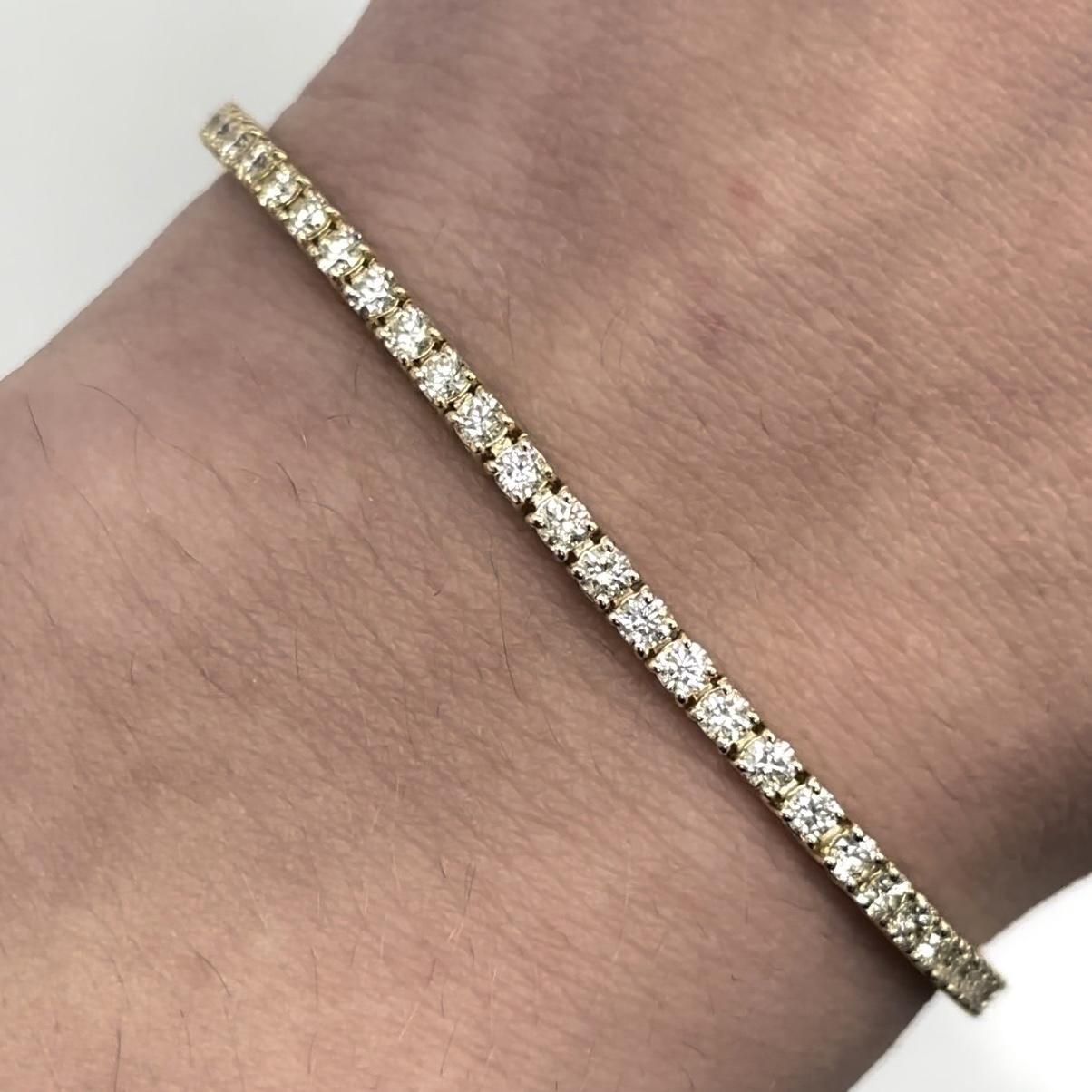 Exquisite and timeless diamonds tennis bracelet, by Alexander Beverly Hills.
69 round diamonds, 2.91 carats total. Approximately J/K color and VS clarity. Four prong set in 18k yellow gold, 8.31 grams, 7 inches.
Accommodated with an up-to-date