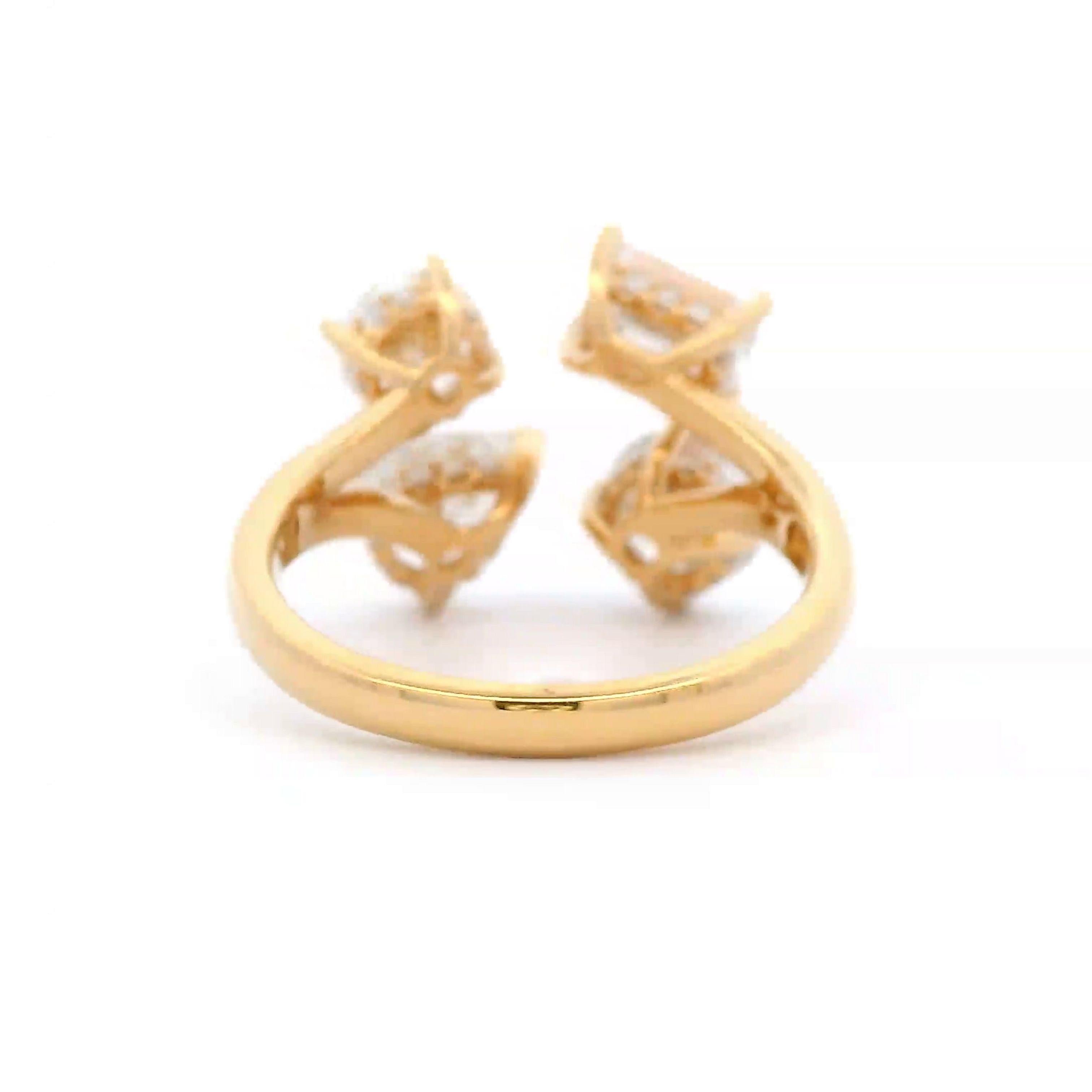 Bague moderne à plusieurs diamants et à tige ouverte. Par Alexander Beverly Hills.
4 diamants naturels de taille poire, émeraude et ronds, 2,95 carats au total. Couleur approximative H/I et pureté SI. Or jaune 18 carats, 5,10 grammes, taille de