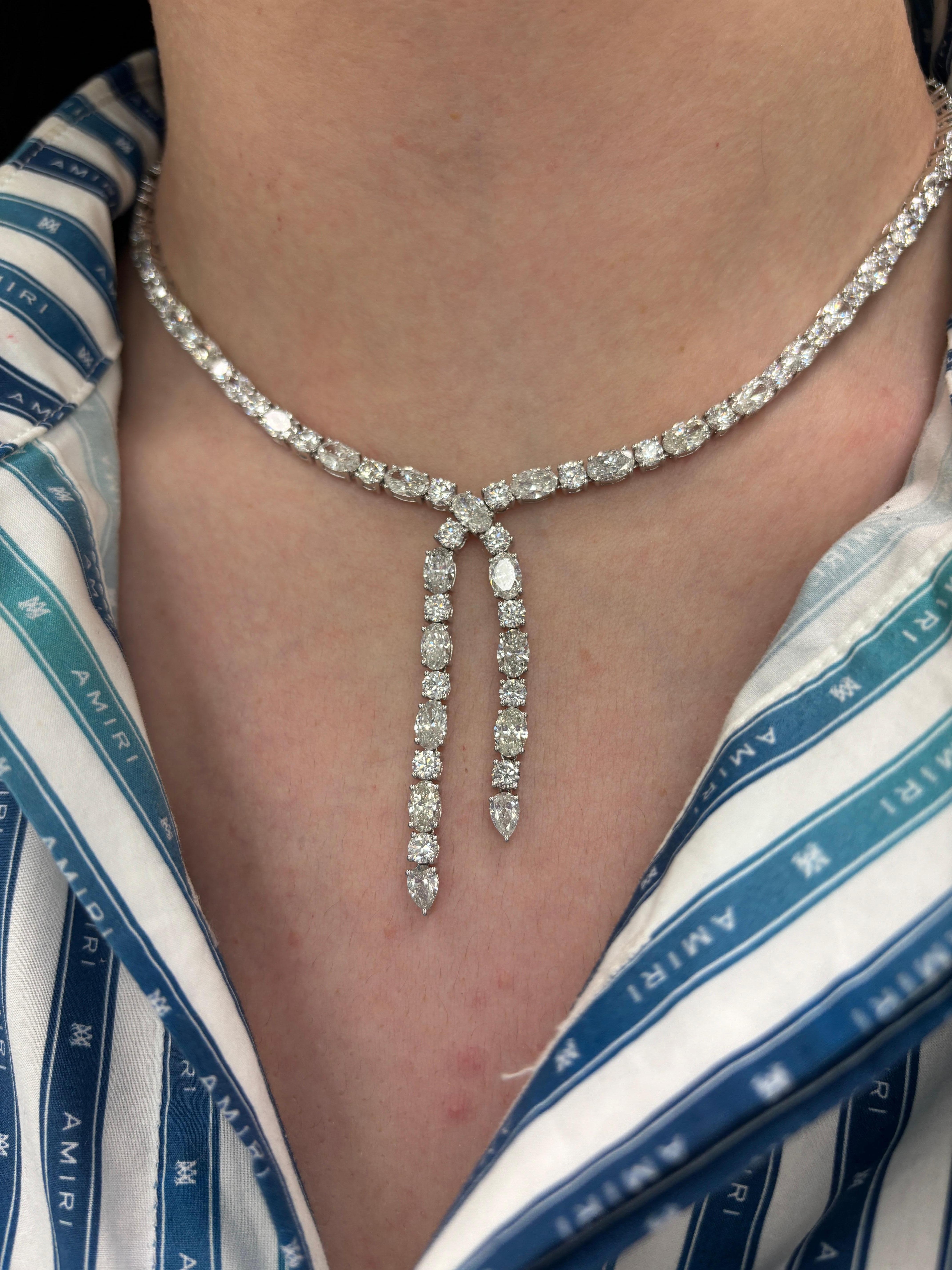 Squisita collana di diamanti con motivo a fiocco, firmata Alexander Beverly Hills.
29,92 carati di peso totale di diamanti.
50 diamanti ovali brillanti, 20,25 carati. 52 diamanti tondi brillanti, 9,67 carati. Colore F/G e purezza VS2/SI1.