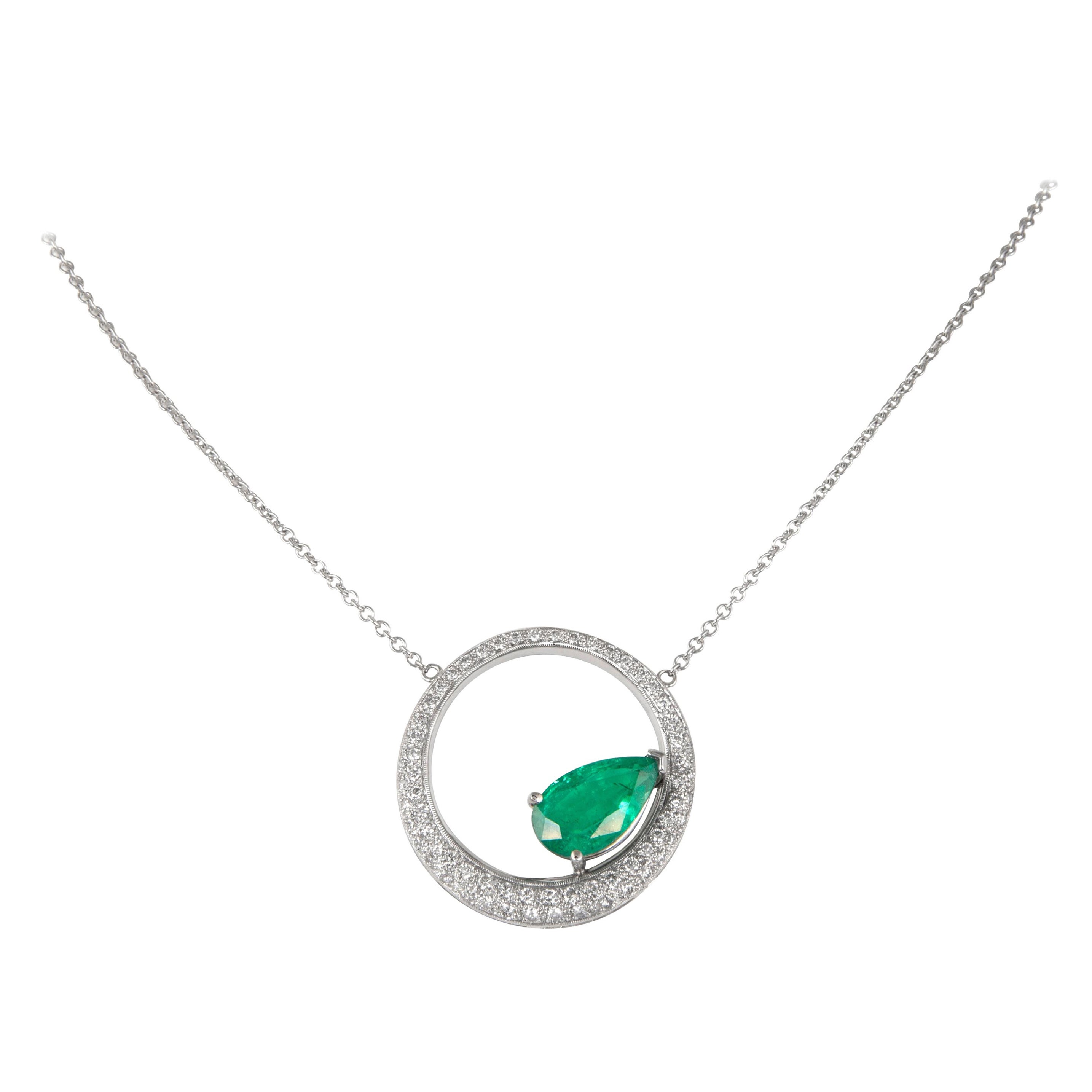 Collar Colgante Alexander Beverly Hills Esmeralda de 2,99 ct con diamante pavé 18k en venta