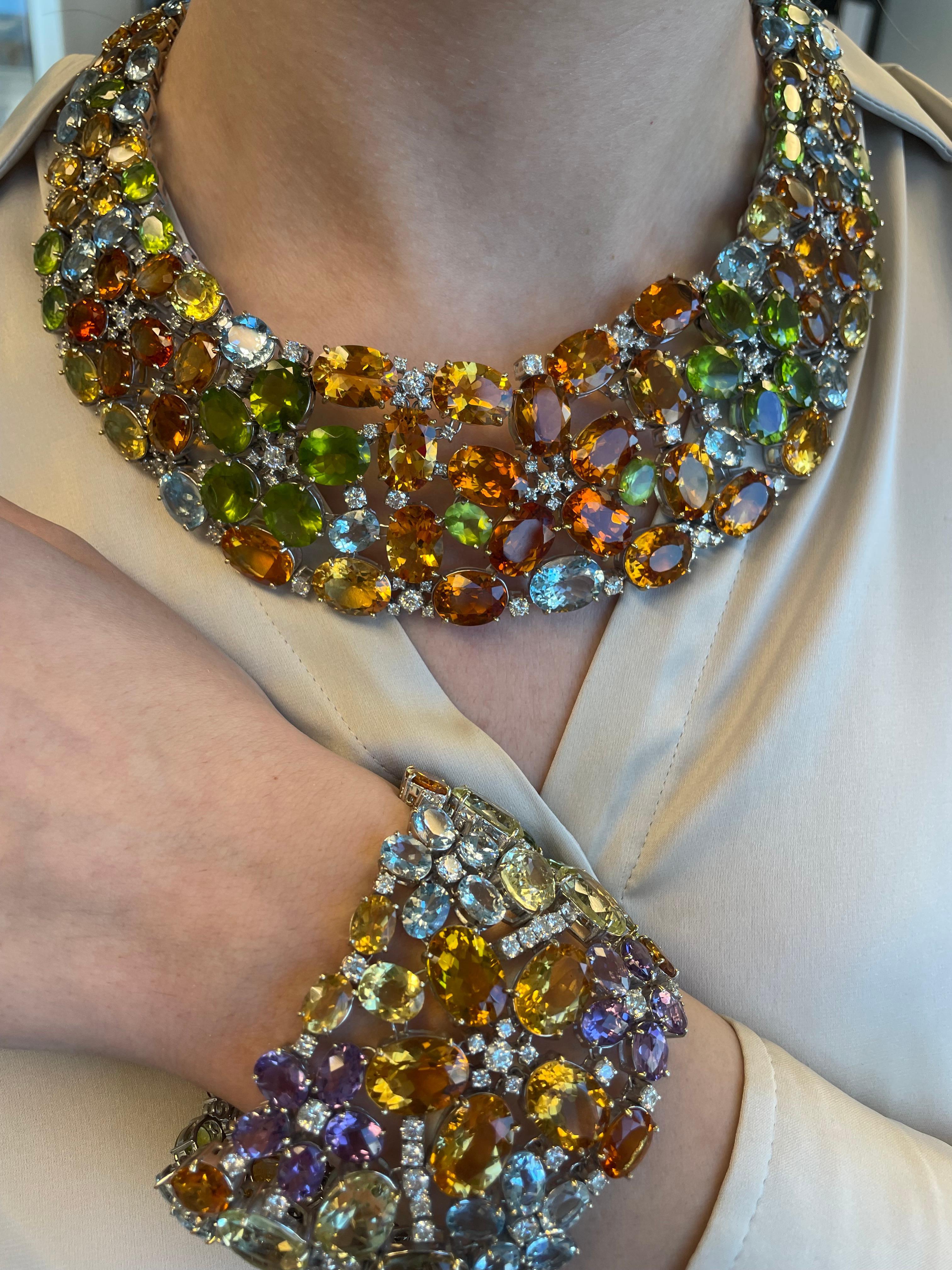 Conjunto de collar y pulsera de piedras mixtas de color natural con diamantes naturales. Por Alexander Beverly Hills.

Peso total de la gema: 304.87 quilates.

Collar
Peso total de la gema: 166.33 quilates.
154,51 quilates de berilo heliodoro,