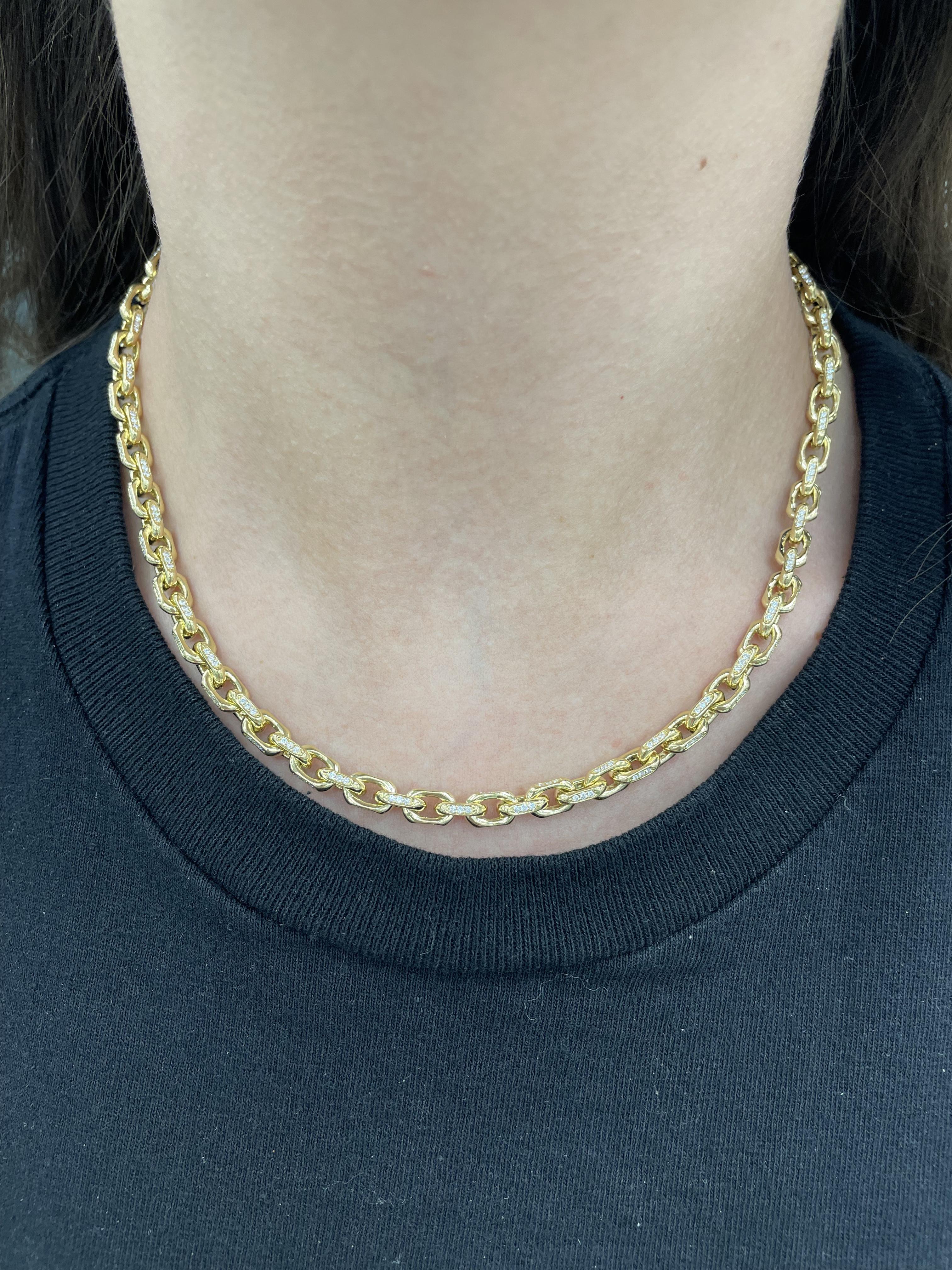 Collier moderne à maillons en diamants, par Alexander Beverly Hills.
486 diamants ronds, 3,05 carats au total. Couleur F/G et pureté VVS2/VS1. Or jaune 18 carats, 47,32 grammes, 17 pouces.
Sur demande, une évaluation à jour par un GIA G.G. est