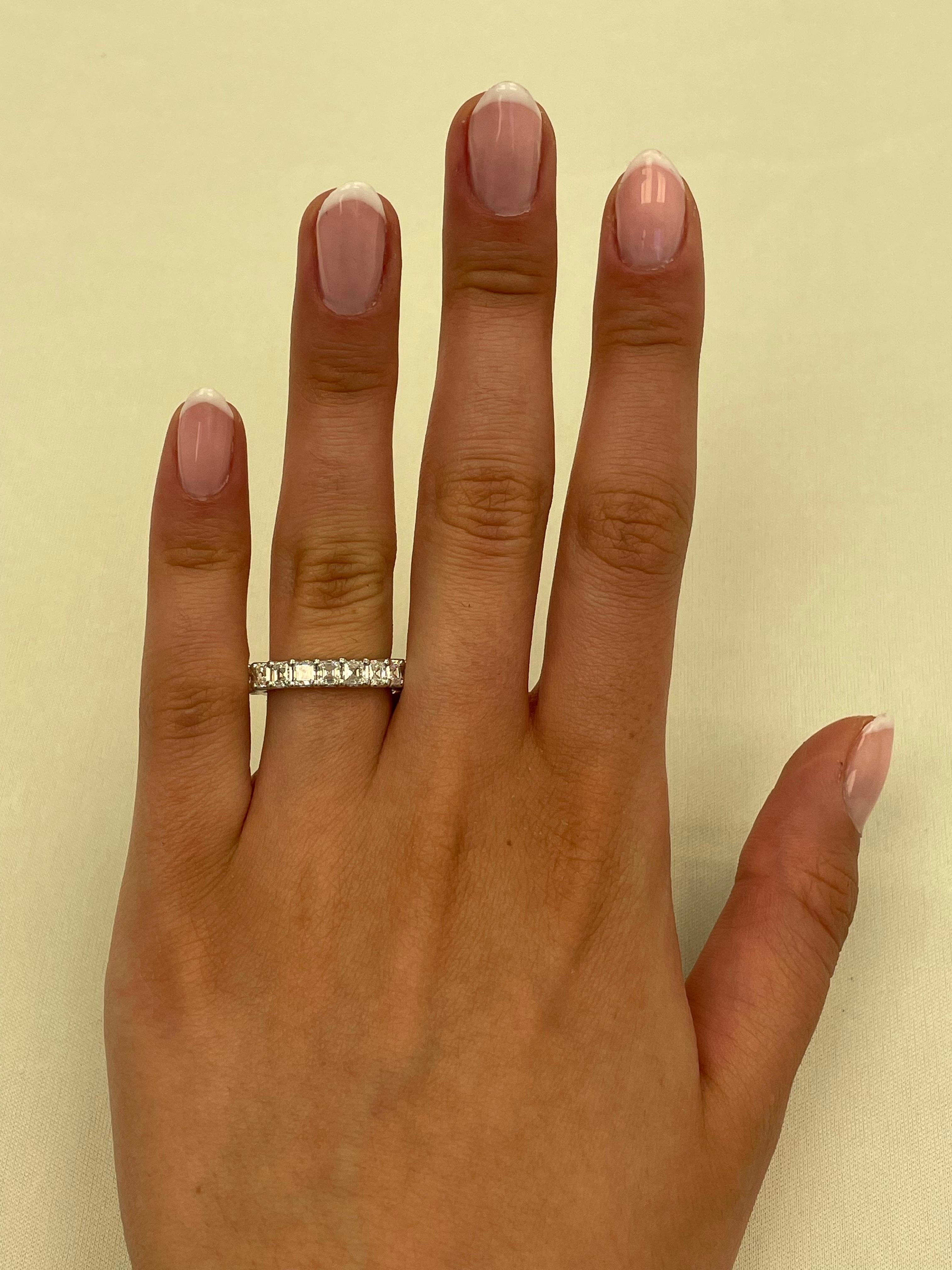 Impresionante alianza de diamante talla asscher, de Alexander Beverly Hills.
21 diamantes talla asscher, 3,25 quilates. Color D-F y claridad VVS. platino, 6,01 gramos, talla 5,25.
Se adjunta una tasación digital actualizada realizada por un G.G. GIA
