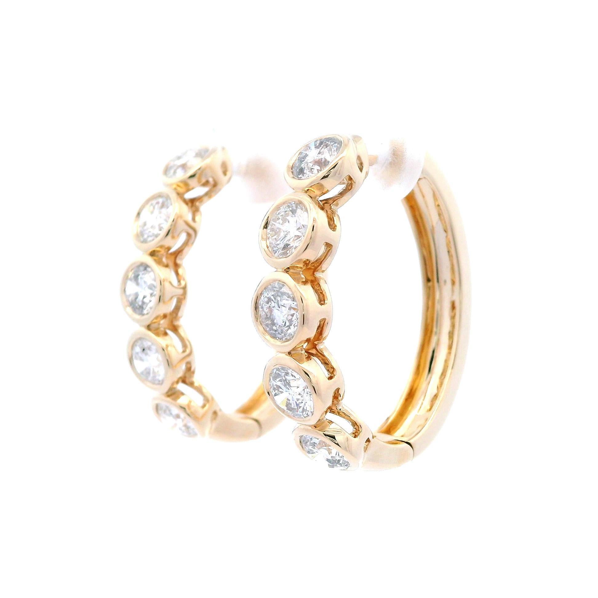 Boucles d'oreilles classiques en or jaune serties de diamants ronds naturels, par Alexander Beverly Hills.
10 diamants ronds de taille brillant, 3,26 carats au total. Couleur F/G et pureté SI. En or jaune 14k, serti à quatre griffes, 10,44
