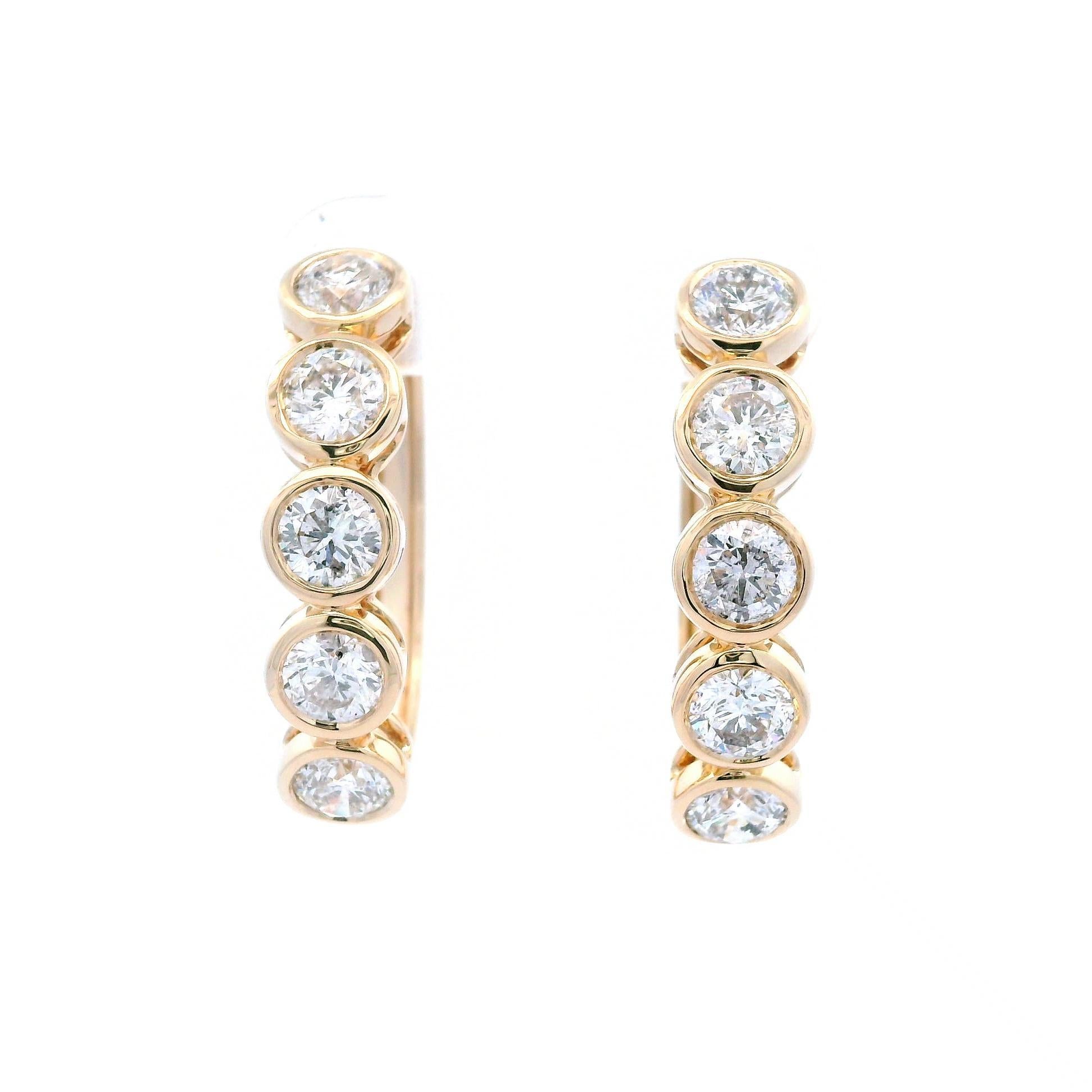 Taille ronde Alexander Beverly Hills, boucles d'oreilles en or jaune avec diamants 3.26 carat sertis sur le chaton en vente
