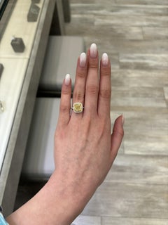 Alexander Beverly Hills 3,30 Karat Kissenschliff Fancy Gelber Diamantring 18k