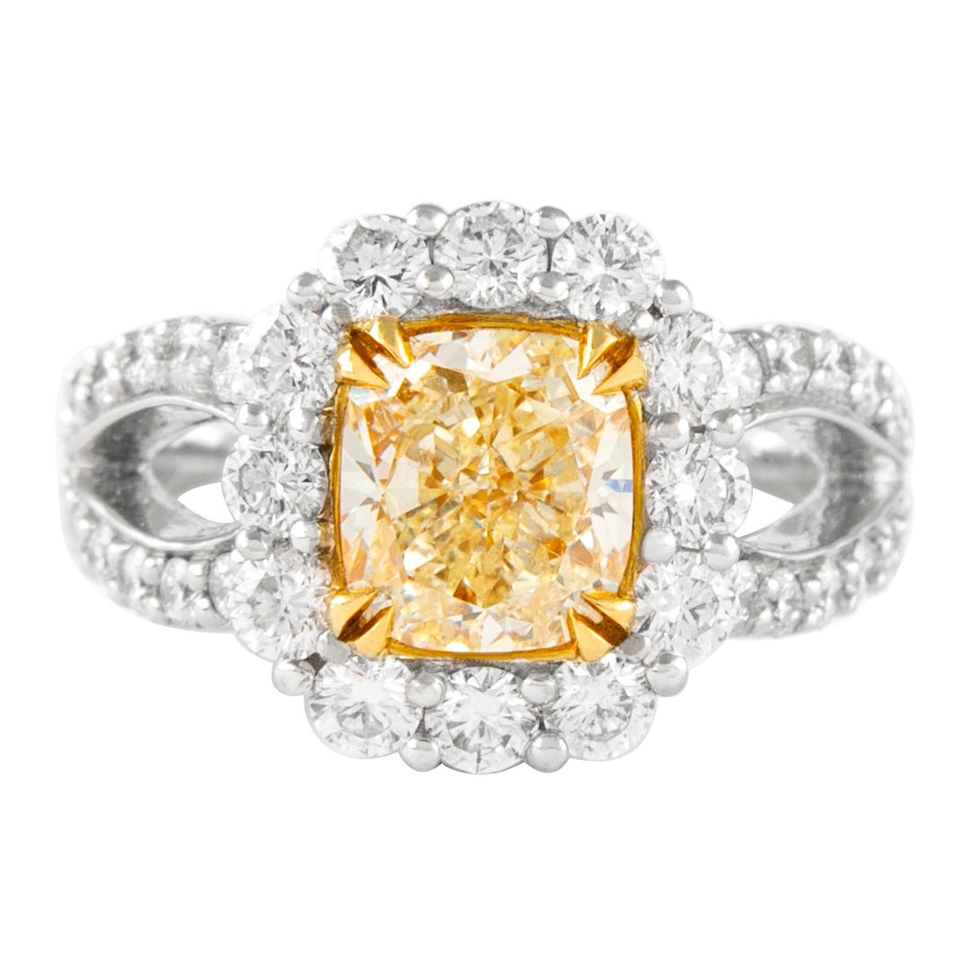 Alexander Beverly Hills 3,34ctt Fancy Yellow Cushion Diamond con anello aureola 18k