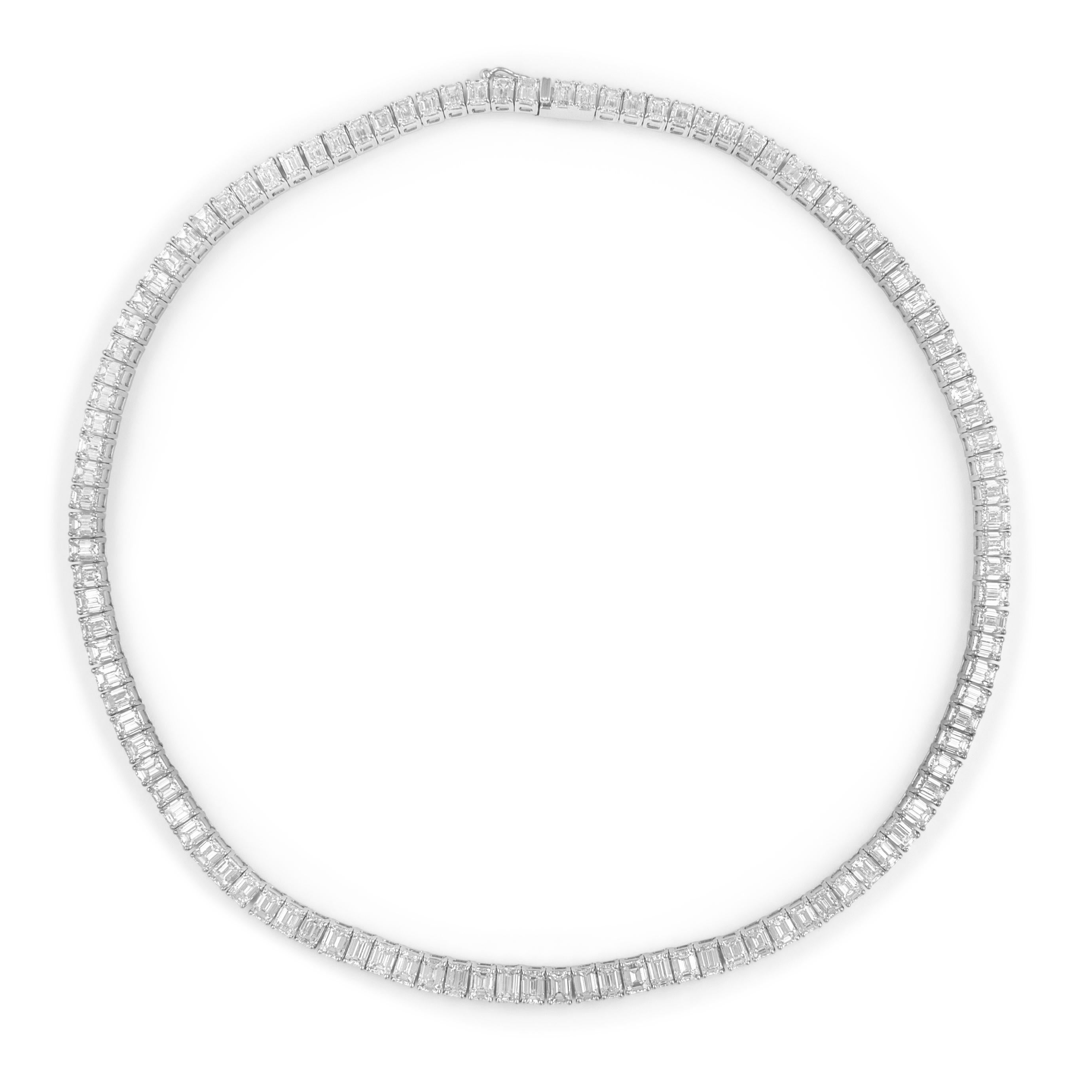 Eleganza e bellezza della collana di diamanti naturali taglio smeraldo. Alta gioielleria Alexander Beverly Hills.
111 diamanti taglio smeraldo, 34,21 carati. Colore E e purezza VVS1. Oro bianco 18 carati, 30,36 grammi, 16 pollici.
Su richiesta, una
