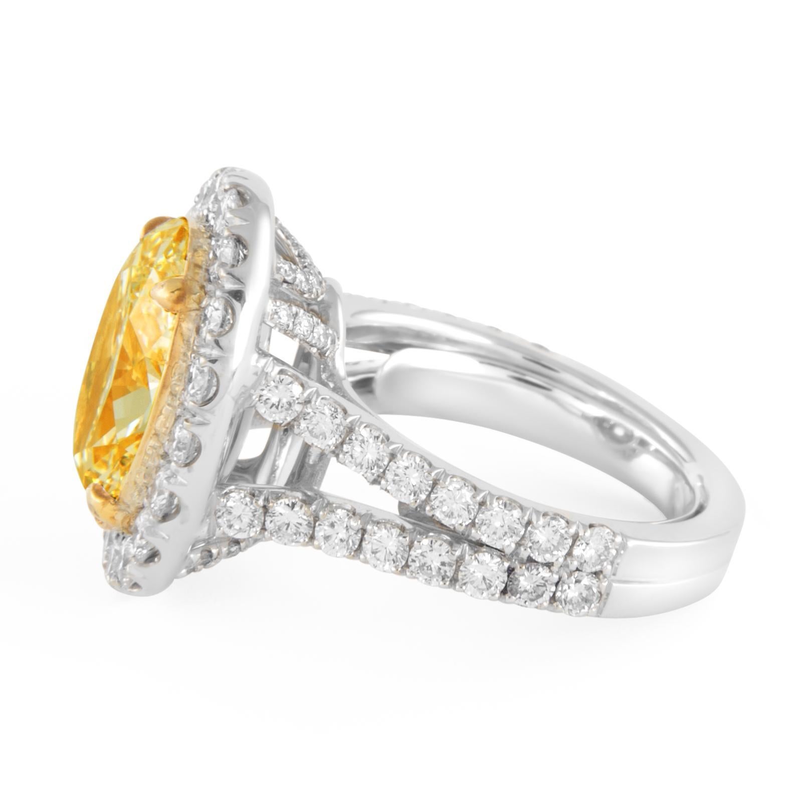 Contemporaneo Alexander Beverly Hills - Anello con diamanti ovali di colore giallo chiaro da 3,68 carati - 18 carati in vendita