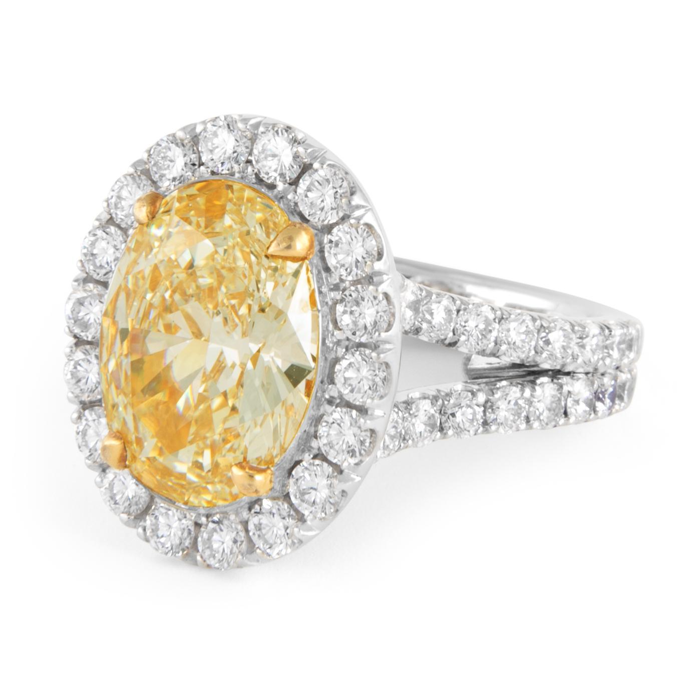 Taglio ovale Alexander Beverly Hills - Anello con diamanti ovali di colore giallo chiaro da 3,68 carati - 18 carati in vendita