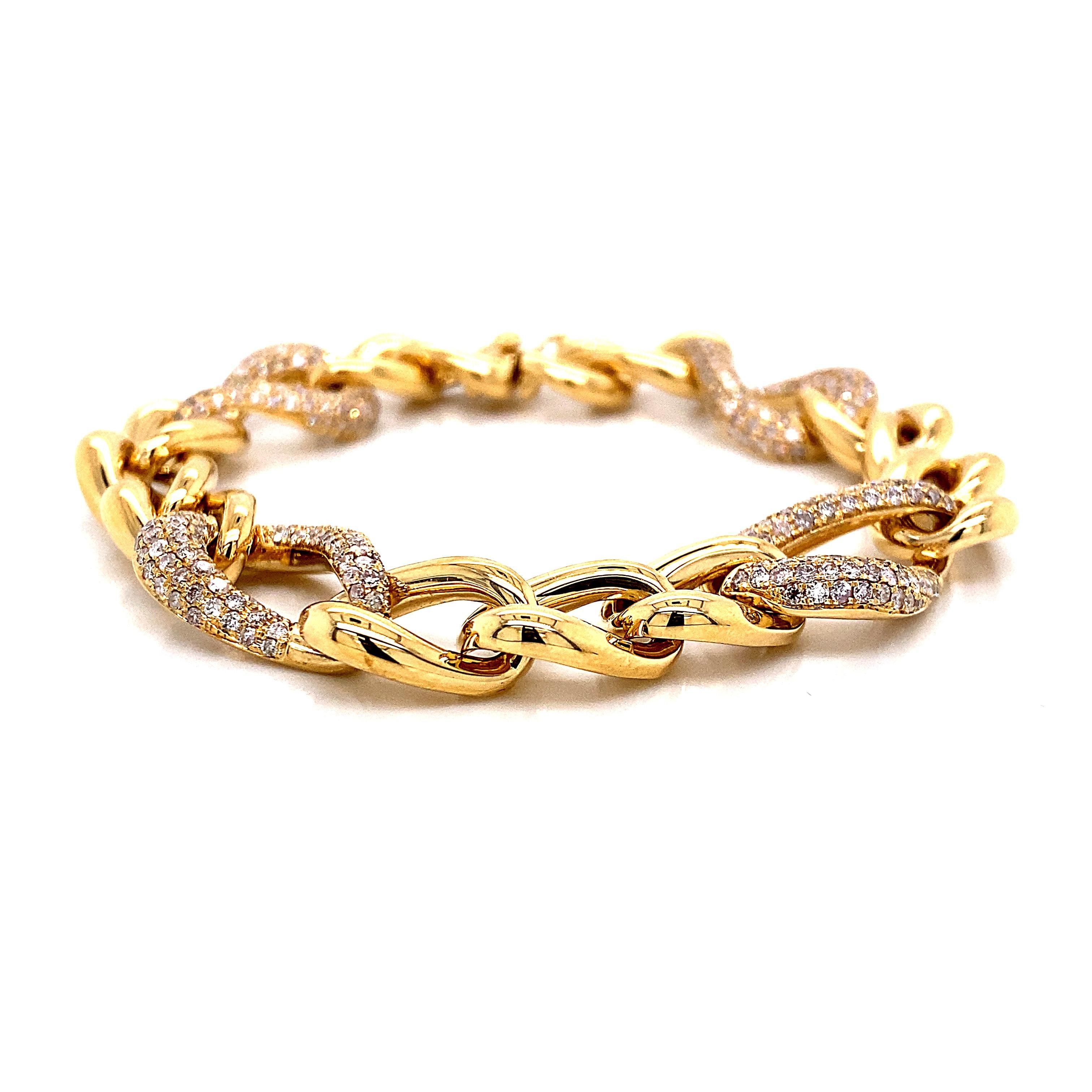 Bracelet moderne à maillons cubains en diamants, par Alexander Beverly Hills.
348 diamants ronds, 3,72 carats au total. Couleur G/H et pureté SI. Or jaune 18k, 34.95 grammes, 6.75 pouces.
Sur demande, une évaluation à jour par un GIA G.G. est