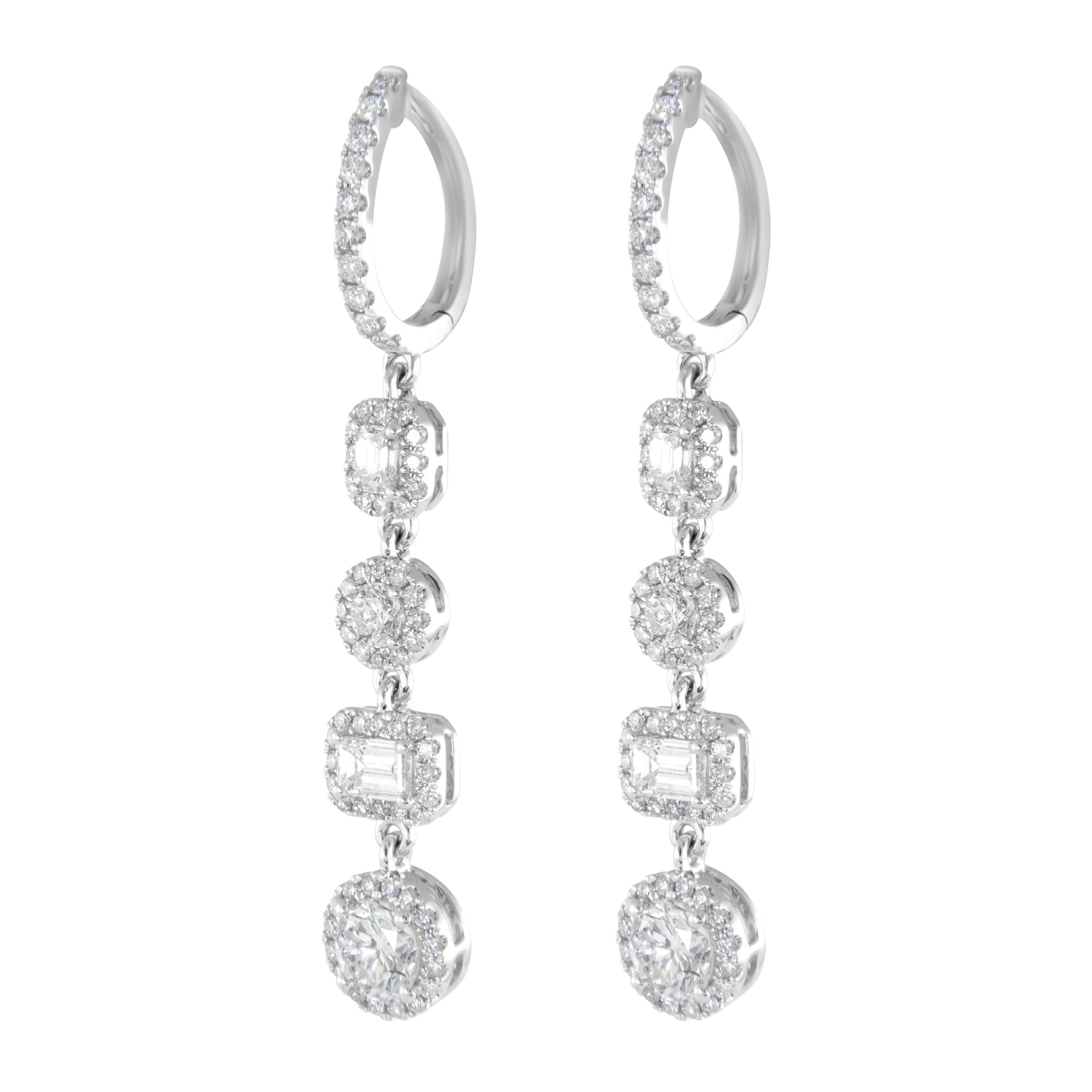 Superbes boucles d'oreilles pendantes composées de plusieurs diamants naturels. Haute joaillerie par Alexander Beverly Hills.
Poids total des diamants : 3,90 carats.
Centre 4 diamants ronds de taille brillant, 1,76 carats. Couleur F/G et pureté SI.