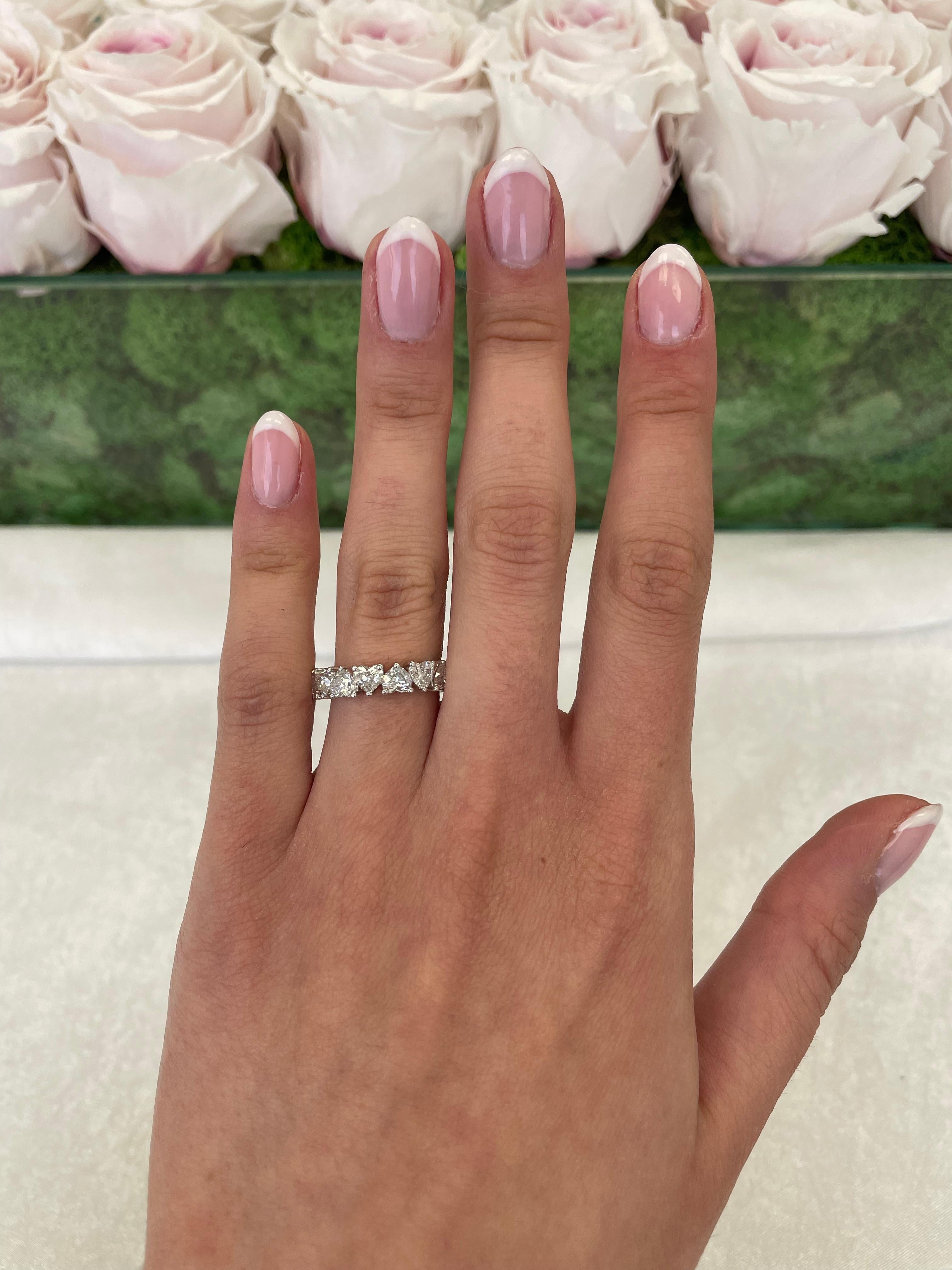 Stupenda fascia per l'eternità con diamante a forma di cuore, di Alexander Beverly Hills.
16 diamanti taglio brillante, 3,92 carati. Colore E/F e purezza VVS2/VS1. Incastonato in oro bianco 18 carati, 3,15 grammi, misura 5. 
Su richiesta, una