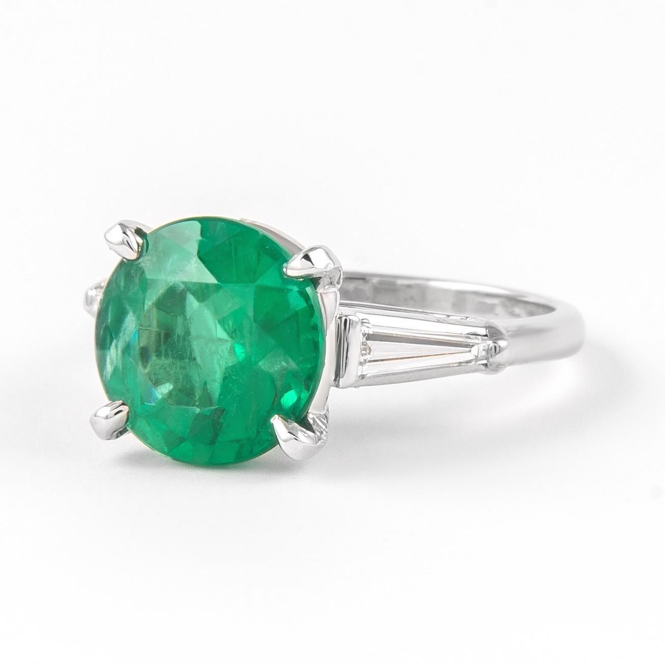 Contemporaneo Alexander Beverly Hills - Anello a tre pietre con smeraldo rotondo e diamante da 3,92ct - Platino in vendita