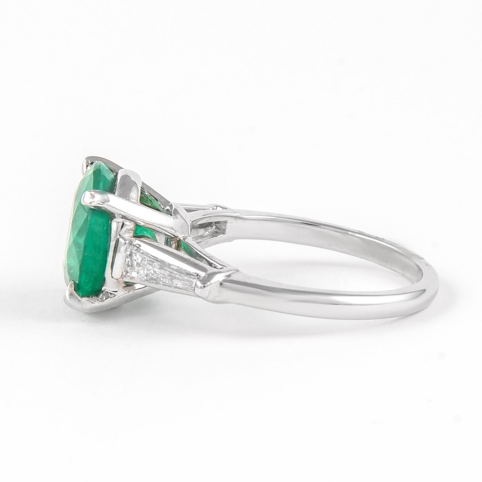 Taglio rotondo Alexander Beverly Hills - Anello a tre pietre con smeraldo rotondo e diamante da 3,92ct - Platino in vendita
