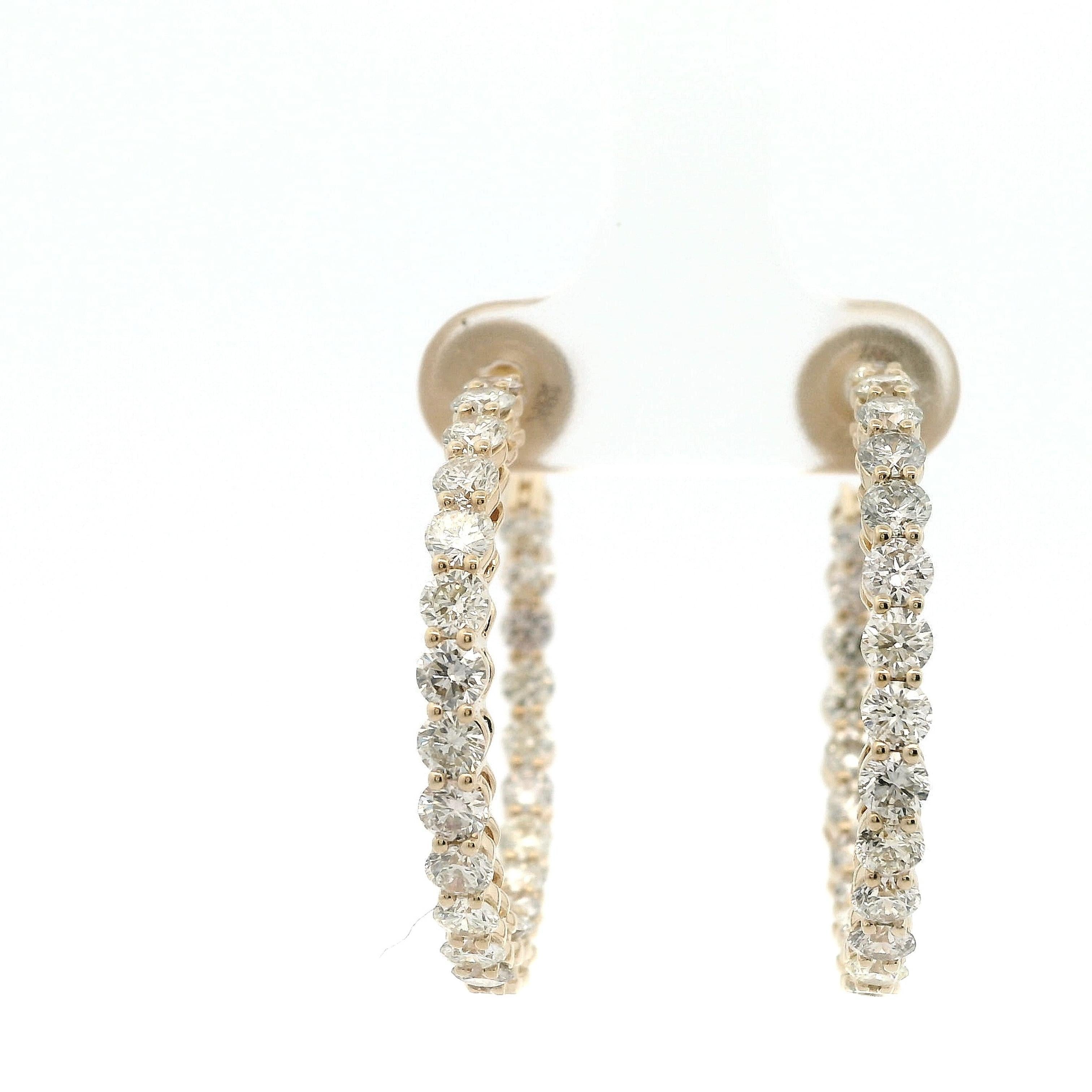 Boucles d'oreilles classiques en diamant rond.
48 diamants ronds de taille brillant, 3,94 carats au total. Couleur approximative I/J et pureté VS2. Or jaune 18k, serti à quatre branches, 9,46 grammes.
Sur demande, une évaluation numérique à jour par