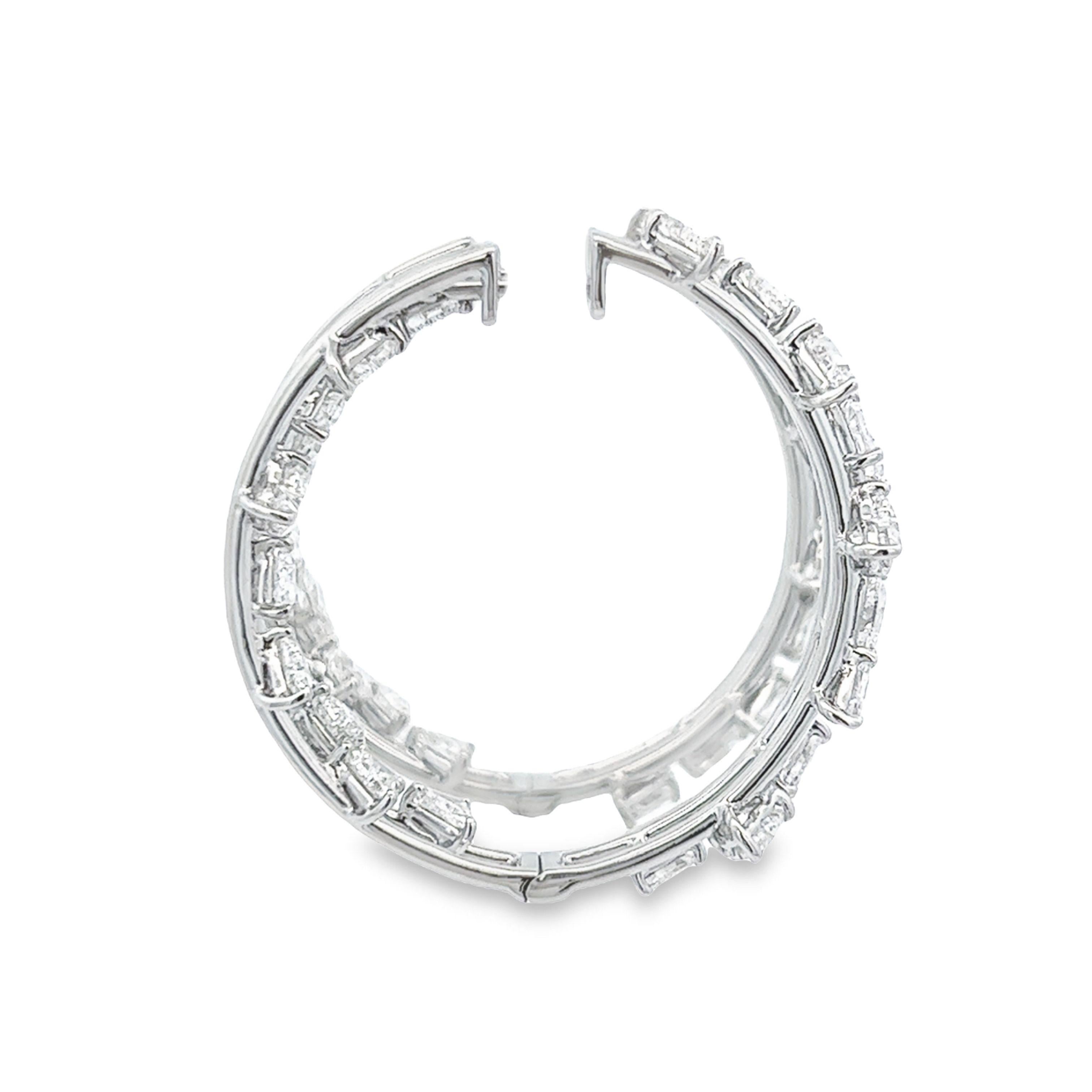 Superbes et uniques boucles d'oreilles doubles en diamants mixtes. Par Alexander Beverly Hills.
Poids total des diamants : 4,04 carats.
23 diamants de taille brillant, 1,67 carats. Couleur approximative D/E et pureté VS2. 10 diamants en forme de