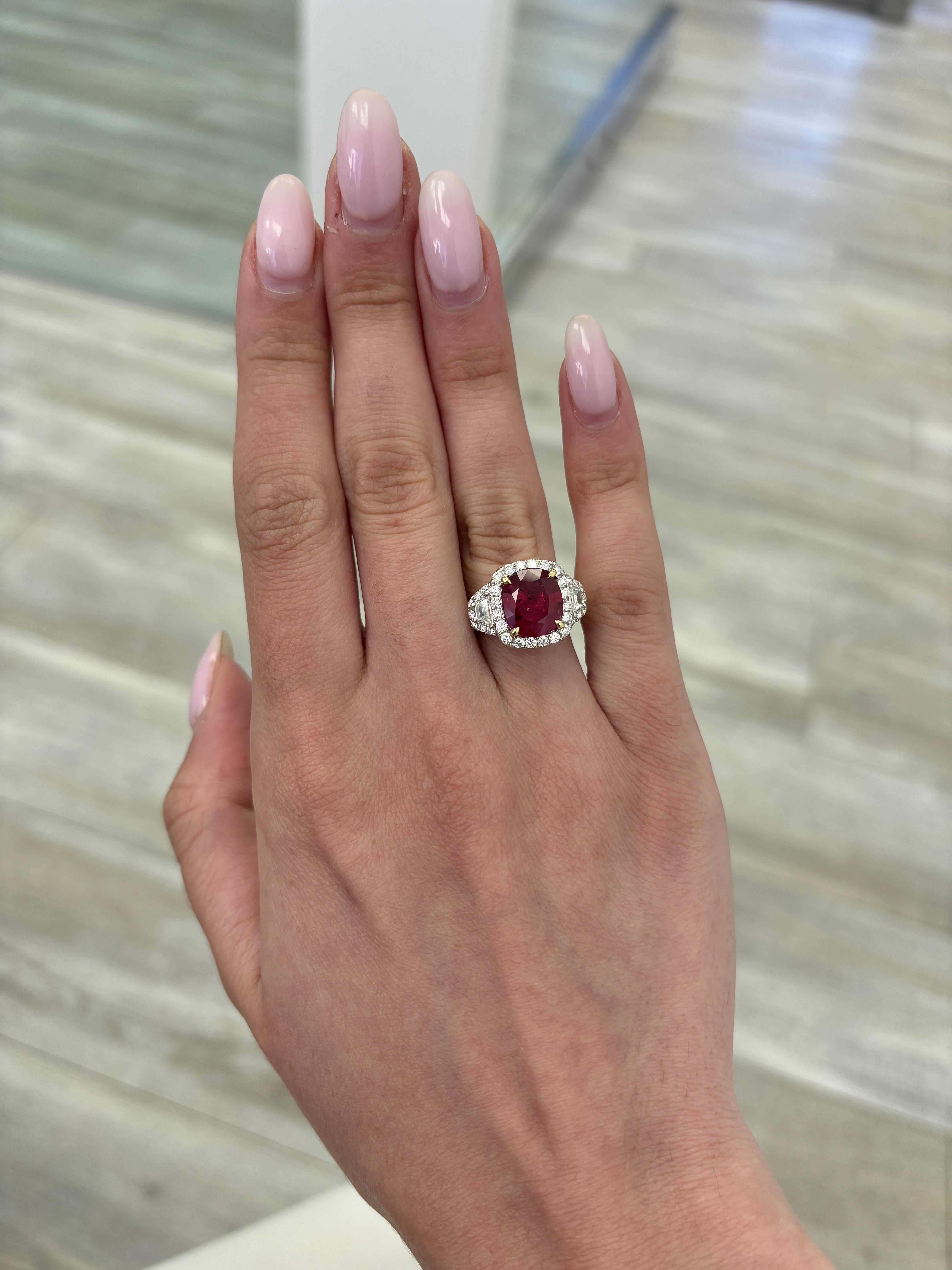 Superbe bague à trois pierres en forme de halo en rubis et diamants rouge vif 