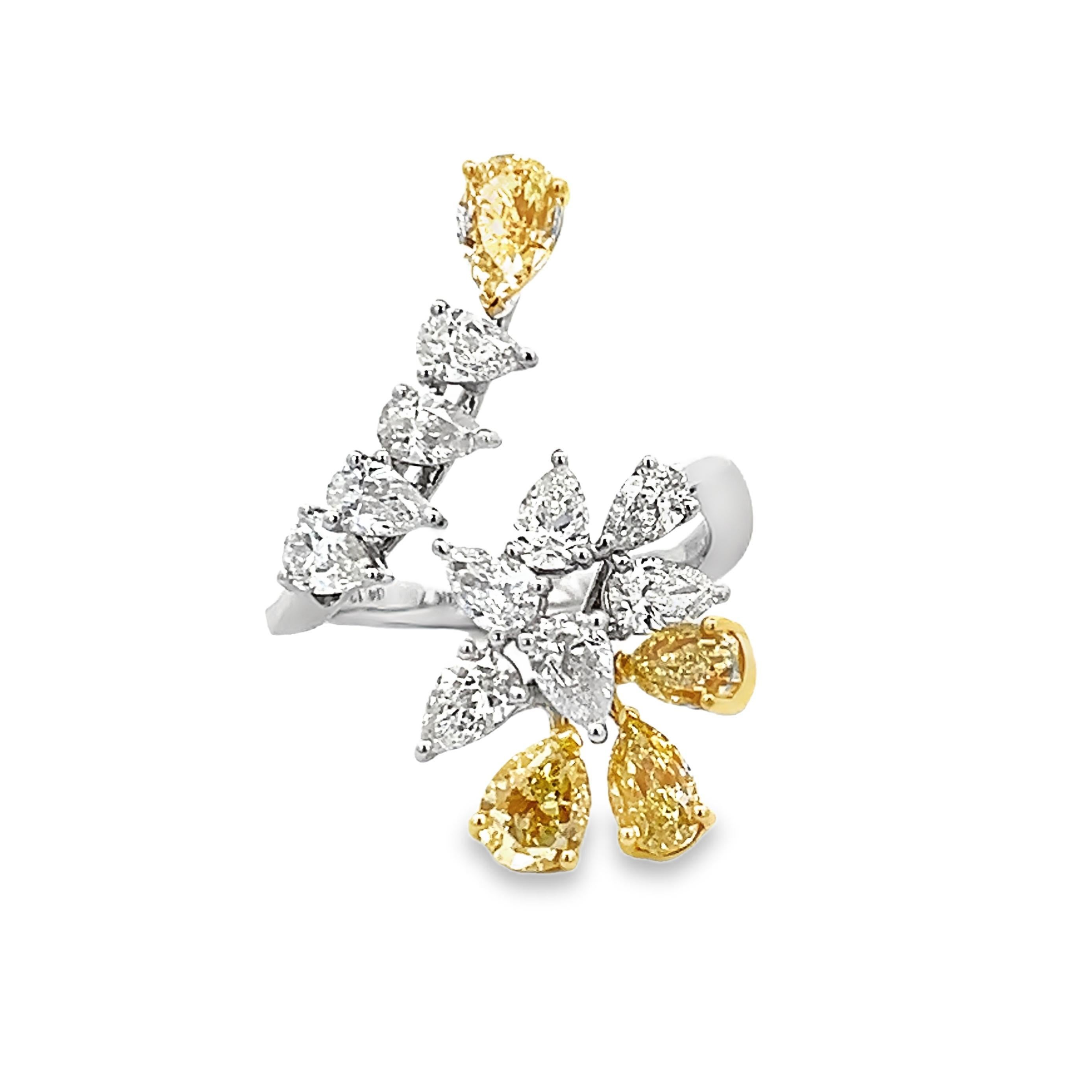 Stupendo anello moderno con motivo floreale bypassato con diamanti gialli e bianchi, firmato Alexander Beverly Hills.
4,13 carati di peso totale di diamanti.
4 diamanti gialli a forma di pera, 2,35 carati. Colore giallo fantasia e purezza VS. 2