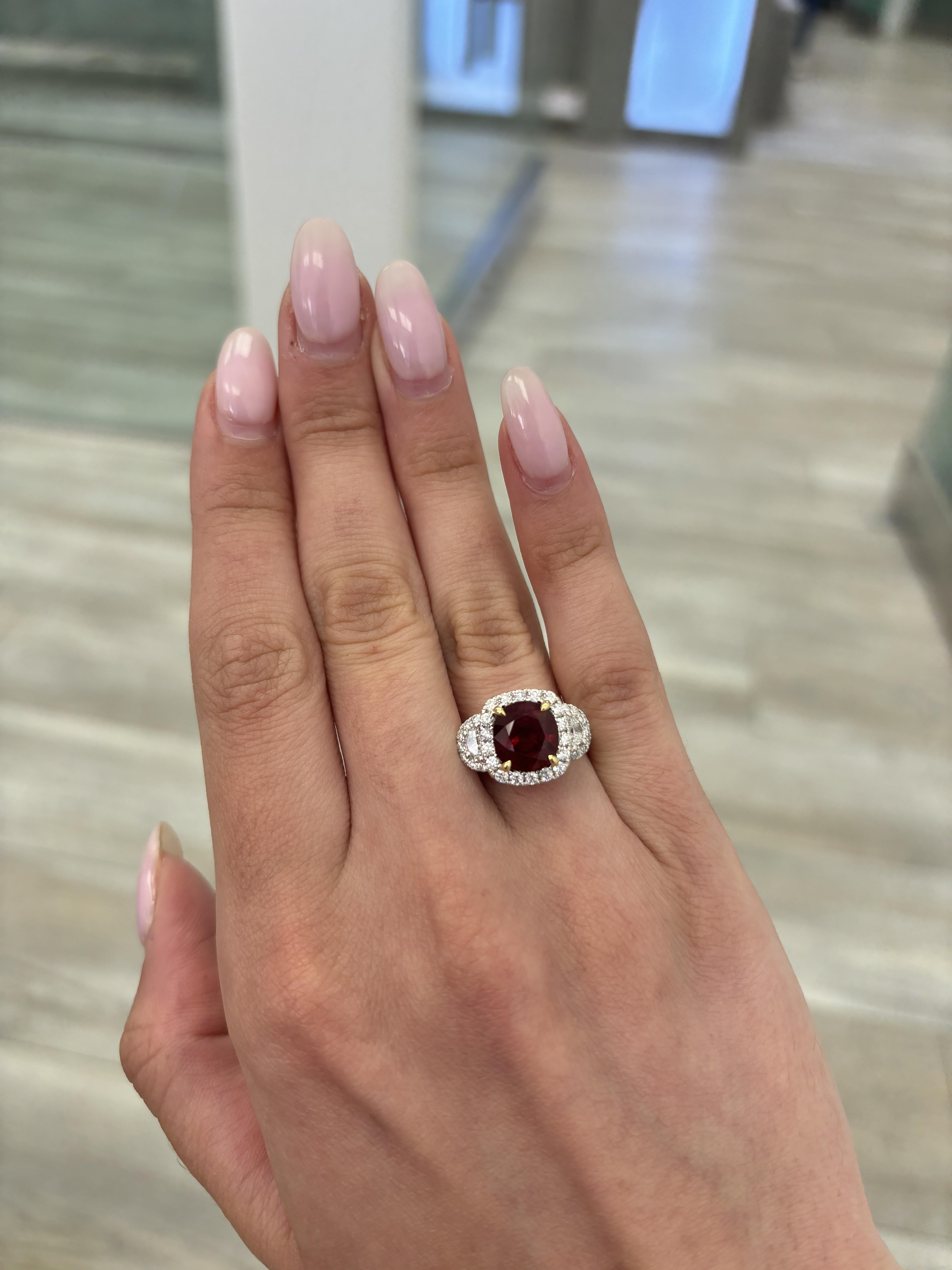 Superbe bague de halo à trois pierres en rubis et diamants 