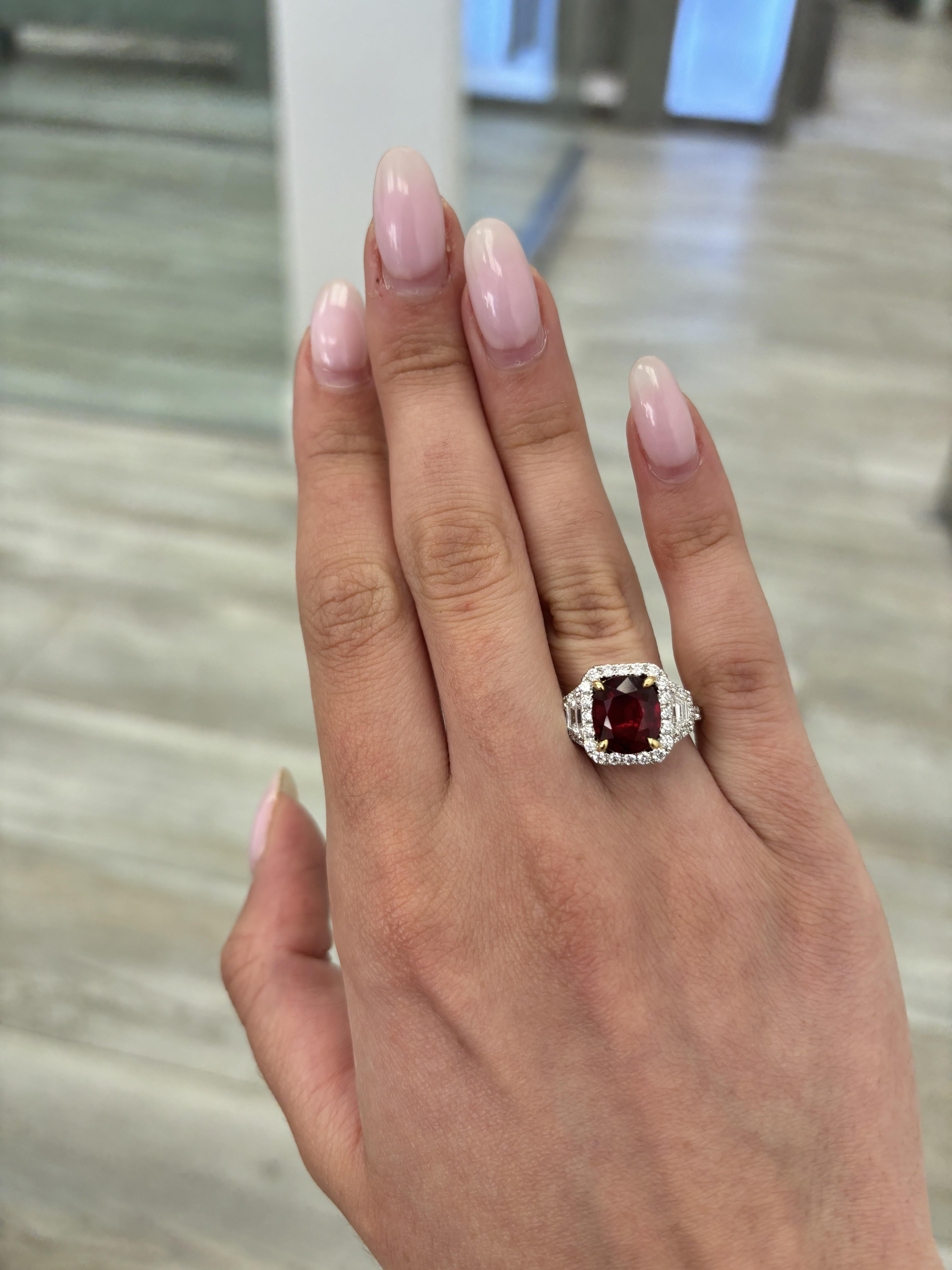 Impresionante anillo con halo de tres piedras de rubíes y diamantes 