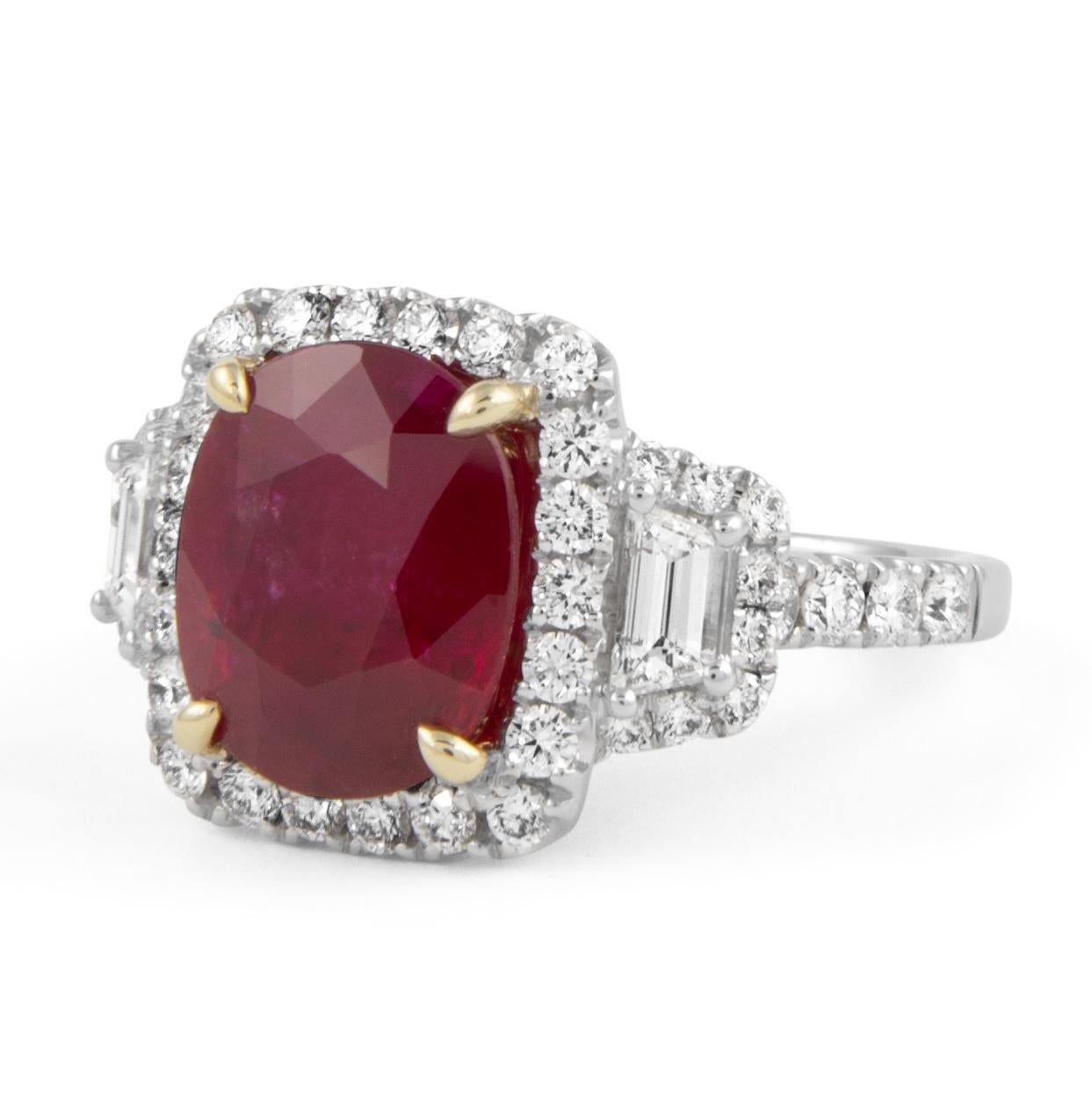 Impresionante anillo con halo de tres piedras de rubí rojo vivo y diamantes. Alta joyería de Alexander Beverly Hills. 
Peso total de la gema: 5.61 quilates.
Rubí de forma oval de 4,23 quilates, calor. 2 diamantes trapezoidales y 46 diamantes
