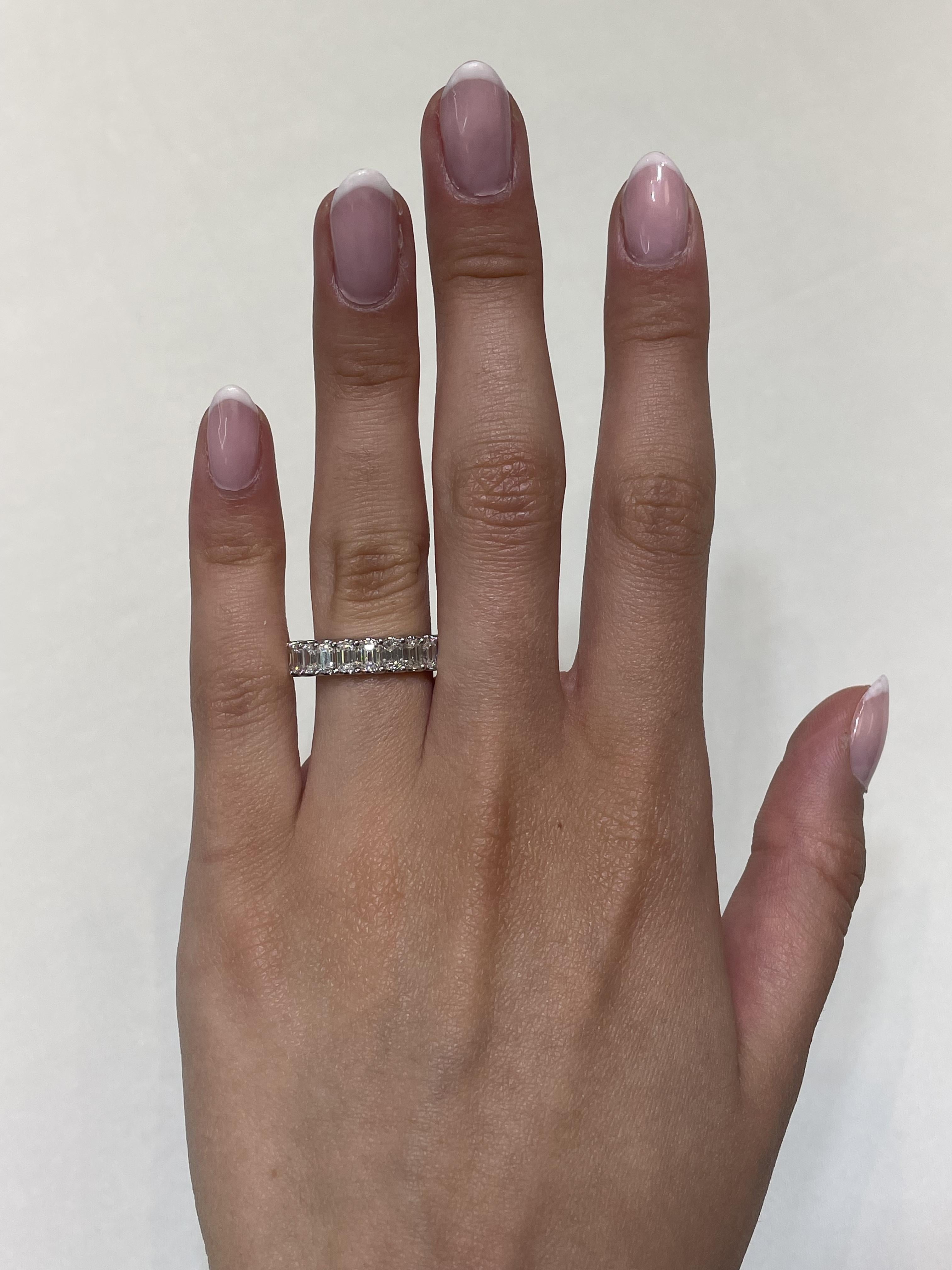 Atemberaubender natürlicher Smaragdschliff-Diamantenring für die Ewigkeit von Alexander Beverly Hills.
23 Diamanten im Smaragdschliff, insgesamt 4,51 Karat. Farbe F und Reinheit VS. Fassung aus 18 Karat Weißgold, 3,69 Gramm, Größe 6,5.
Auf Anfrage