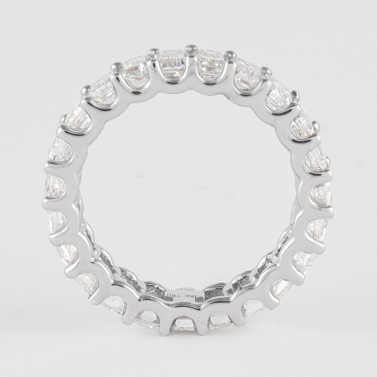 Alexander Beverly Hills 4.51ct Smaragd Schliff Diamant Eternity Band 18k s.6.5 (Smaragdschliff) im Angebot