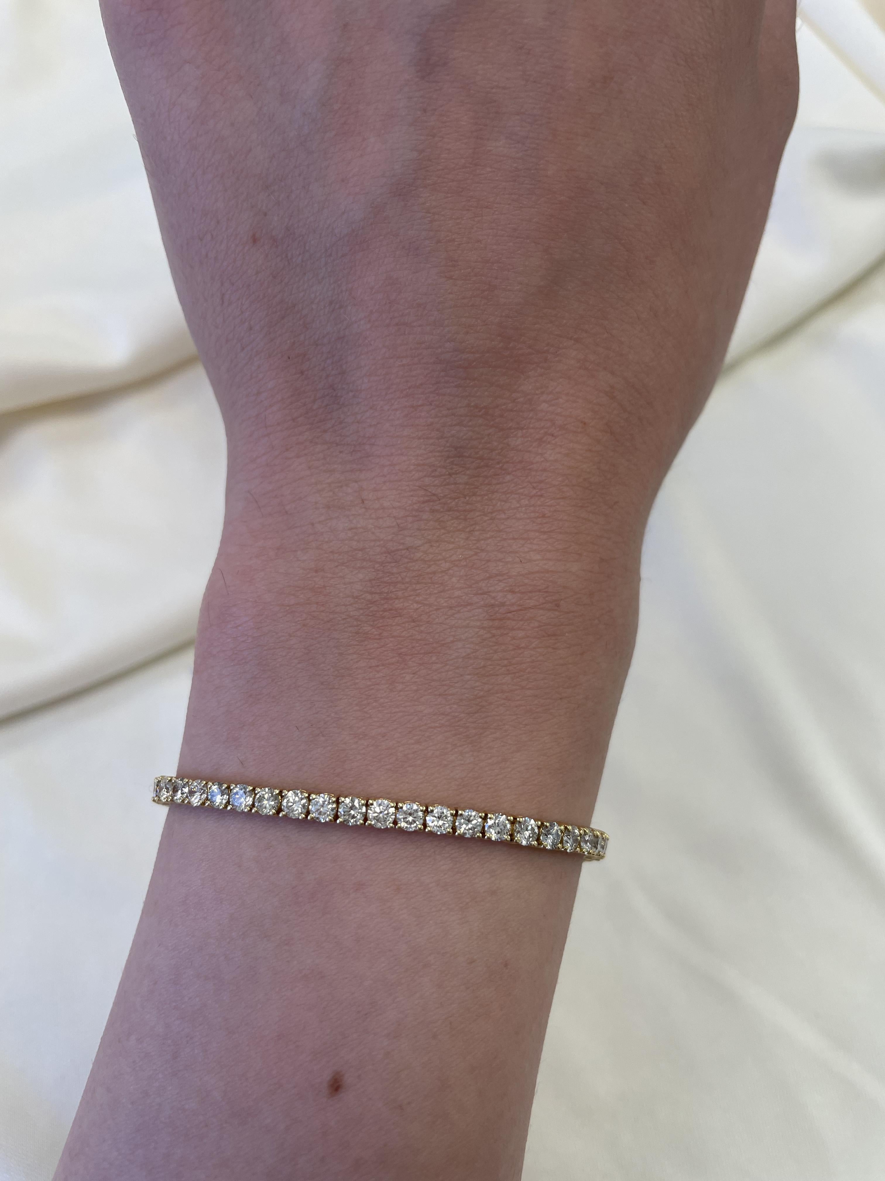 Bellissimo e classico bracciale tennis con diamanti. Creato da Alexander Beverly Hills.
62 diamanti tondi brillanti, 4,68 carati. Colore H+I e purezza VS. Oro giallo 14k, 8,32 grammi, 7,25 pollici.
Su richiesta, una volta acquistato, verrà fornita